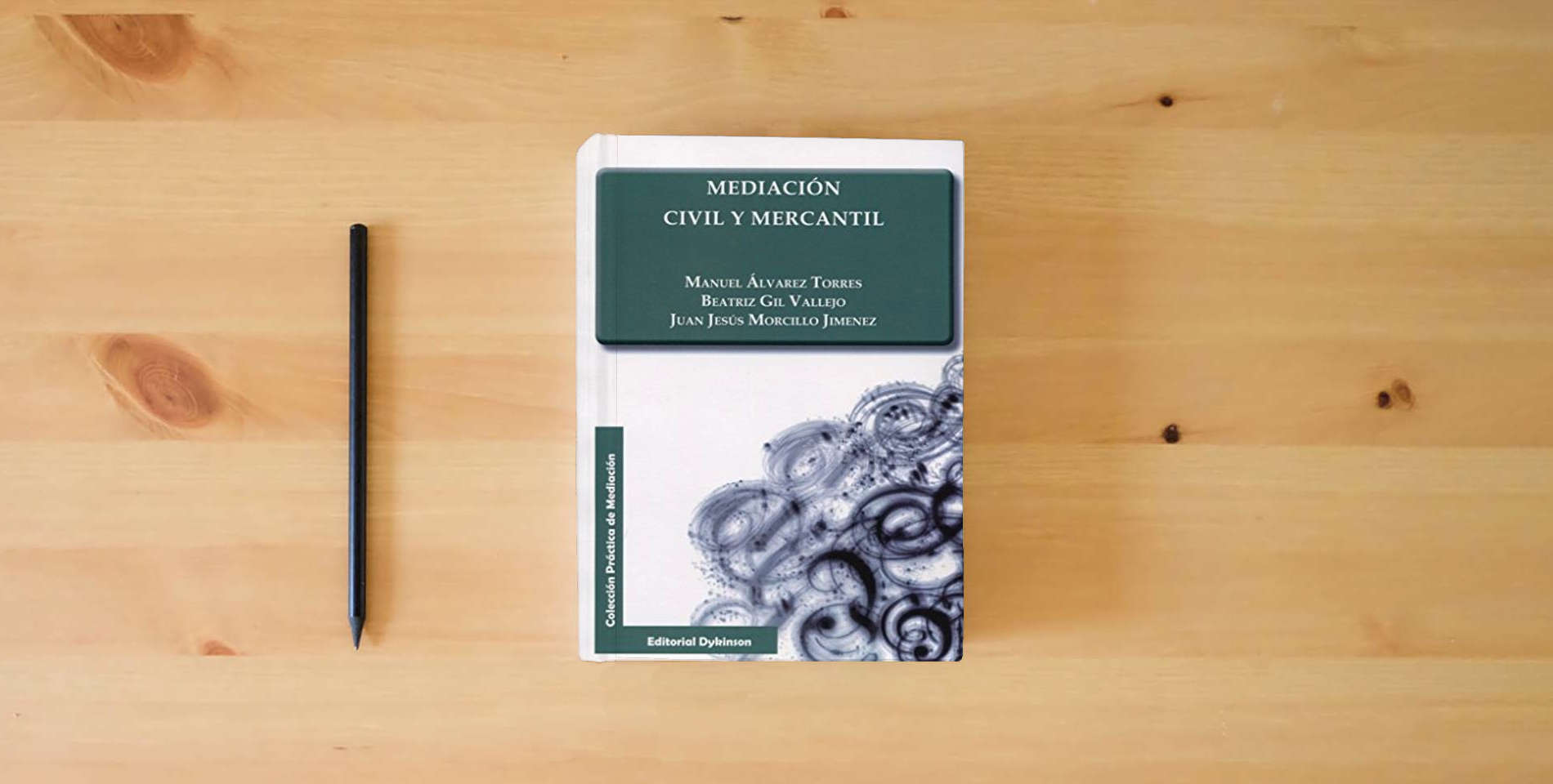 The book Mediación civil y mercantil (Colección Práctica de Mediación) is on the table