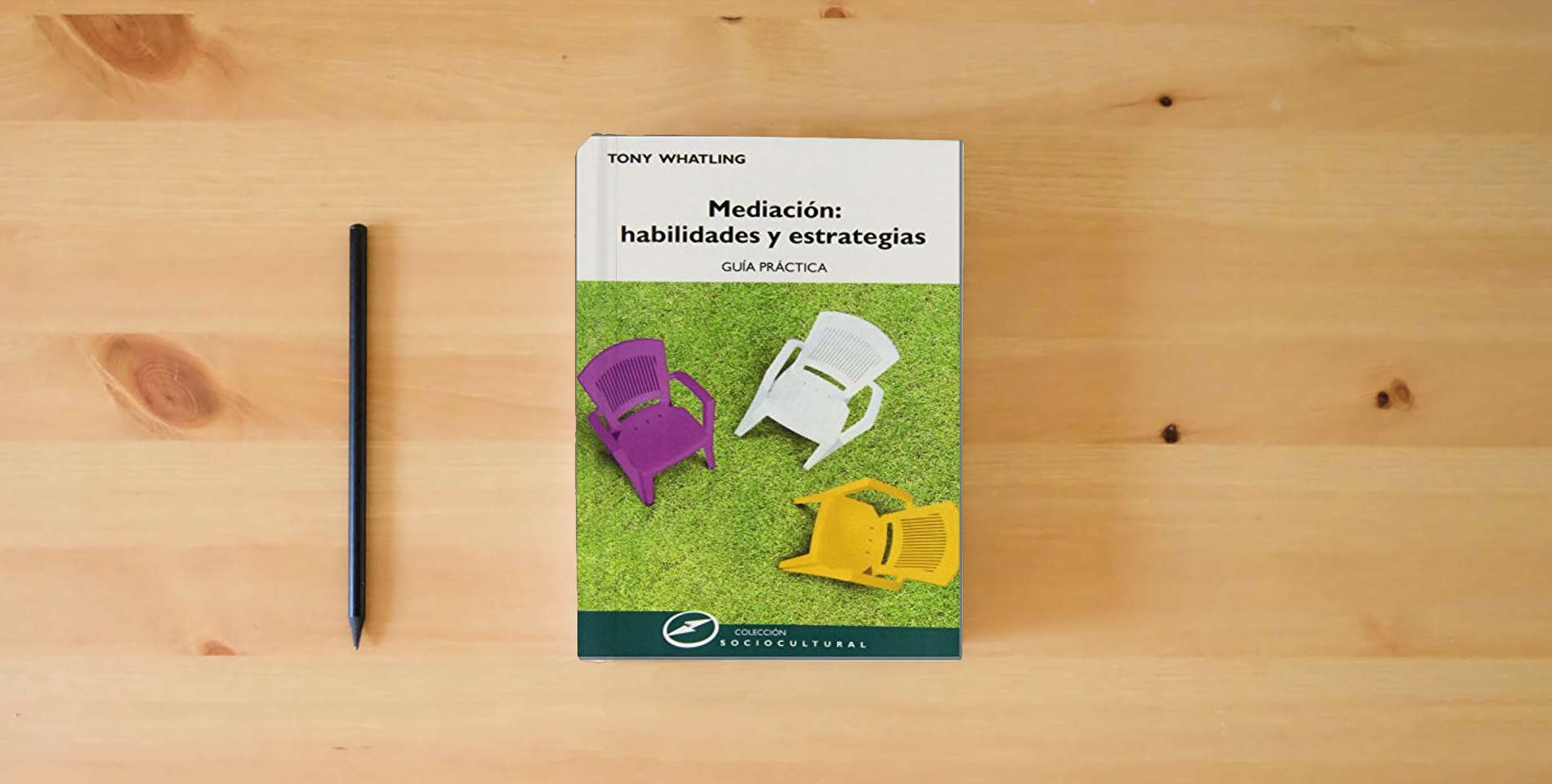 The book Mediación: Habilidades y Estrategias: Guía práctica: 63 (Sociocultural) is on the table