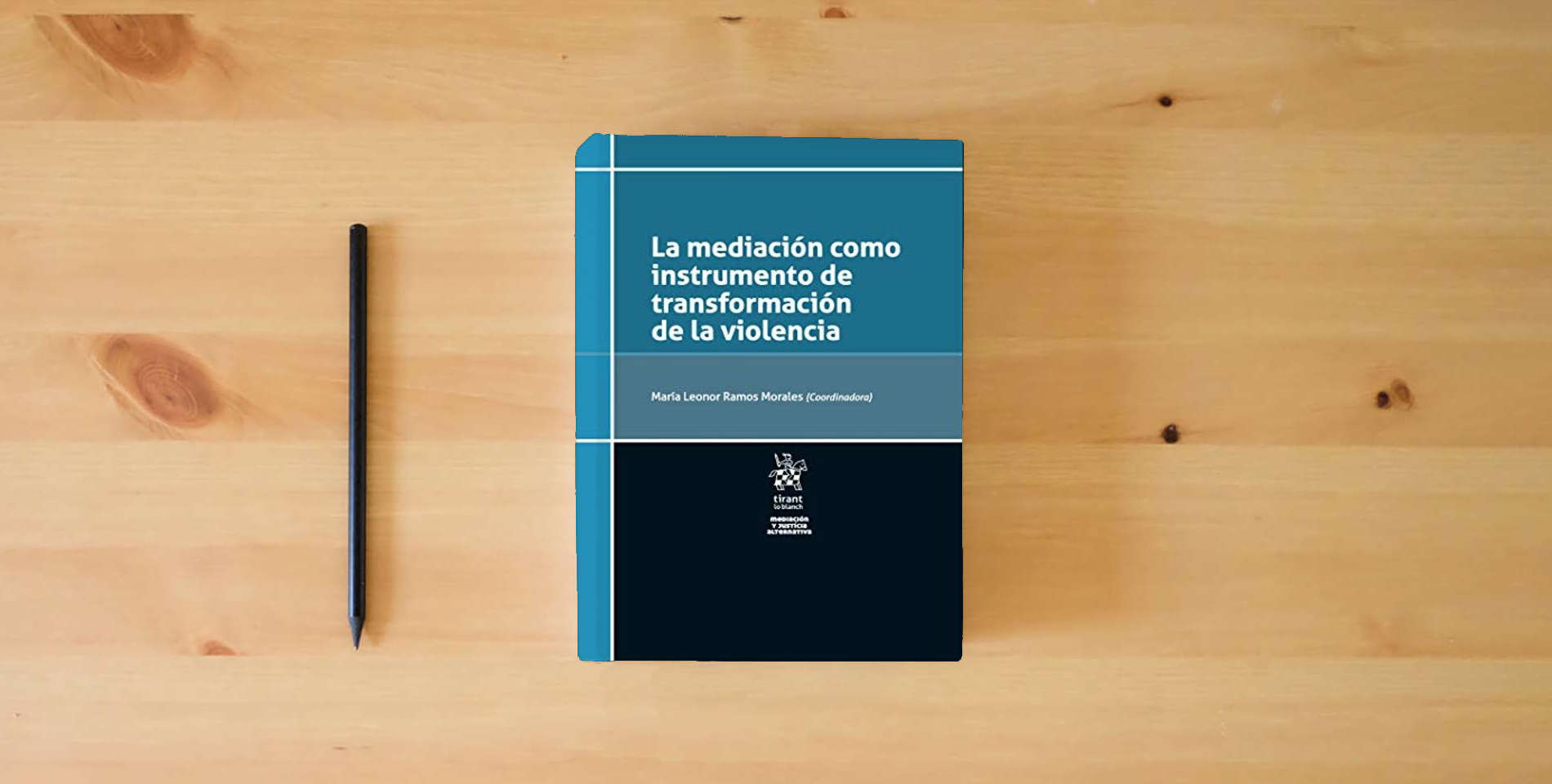 The book Mediación como instrumento de transformación de la violencia (Mediación y justicia alternativa -México-) is on the table