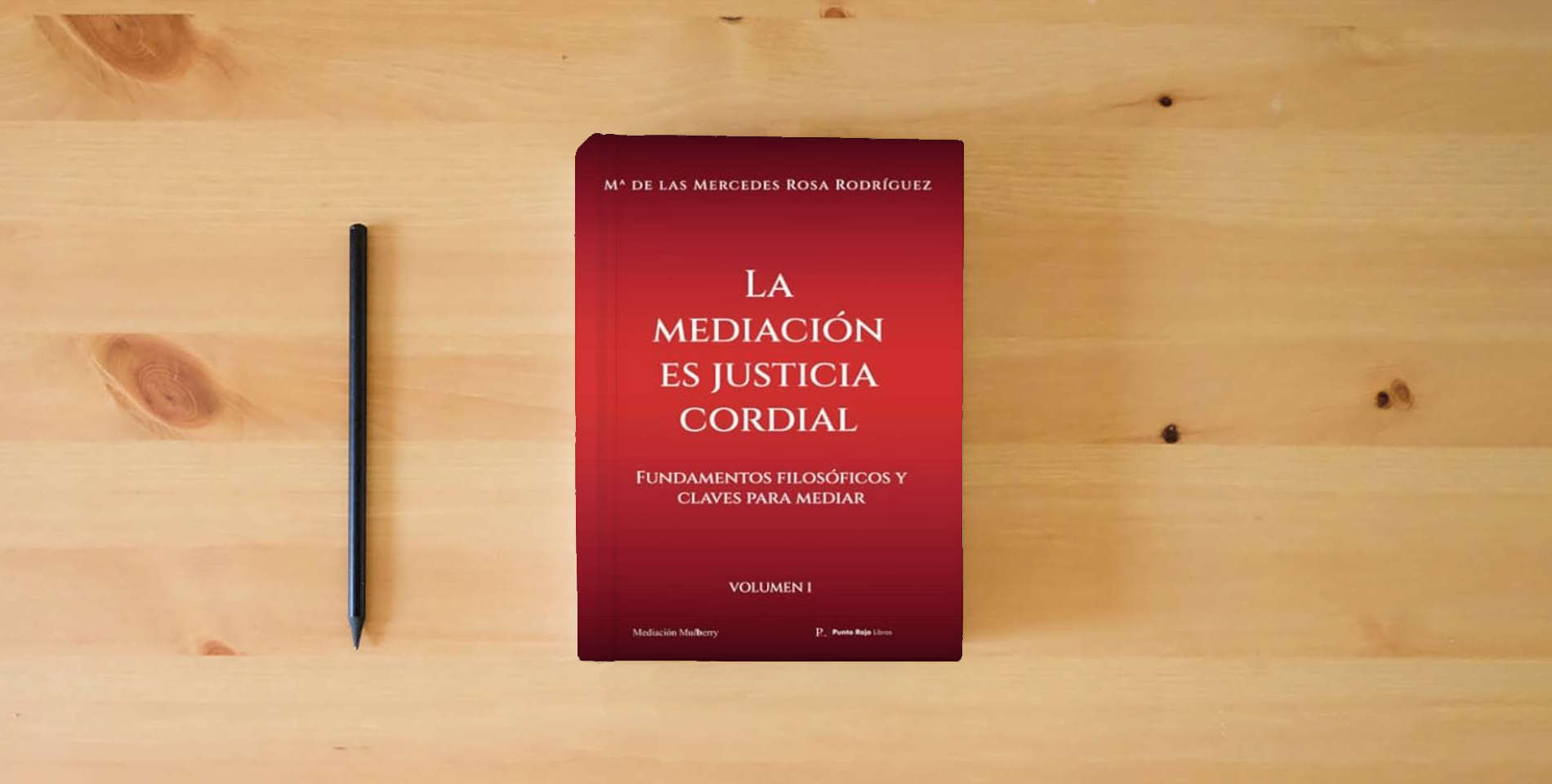 The book La mediación es justicia cordial - Vol. I: Fundamentos filosóficos y claves para mediar is on the table