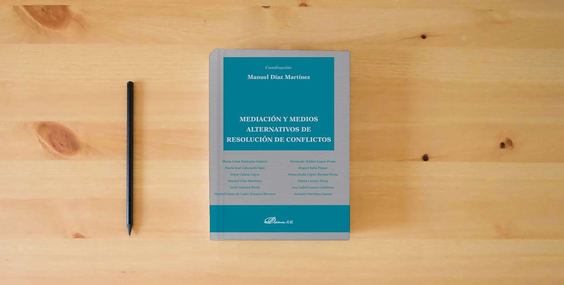 The book Mediación y medios alternativos de resolución de conflictos is on the table