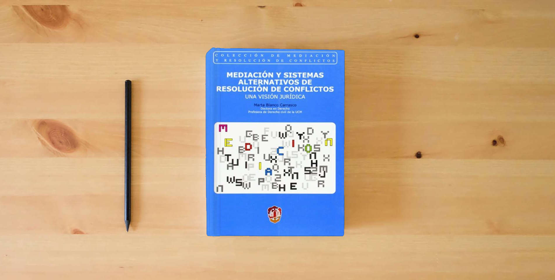 The book Mediación y sistemas alternativos de resolución de conflictos: Una visión jurídica (Mediación y resolución de conflictos) is on the table