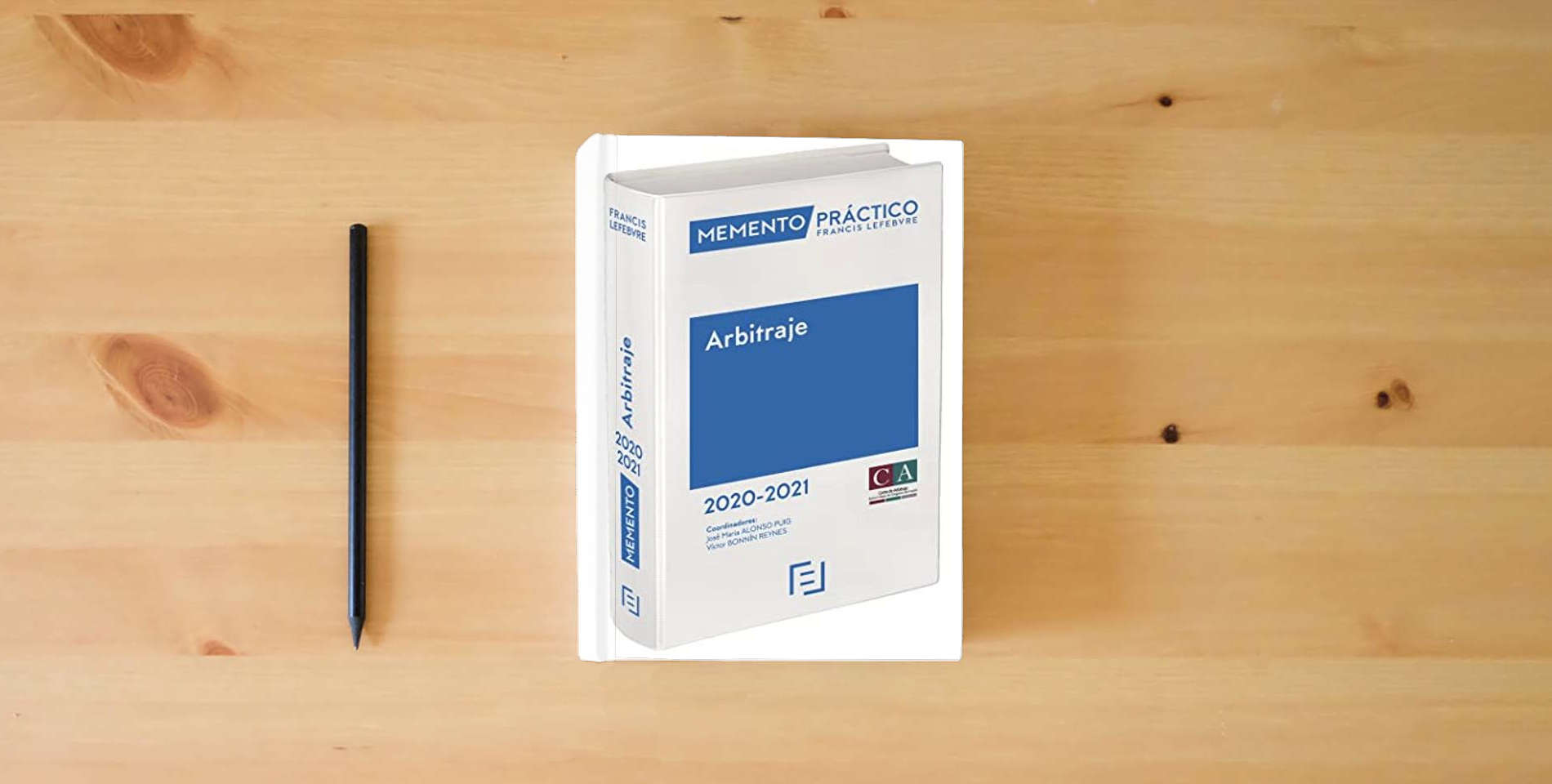 The book Memento Arbitraje 2020-2021 is on the table