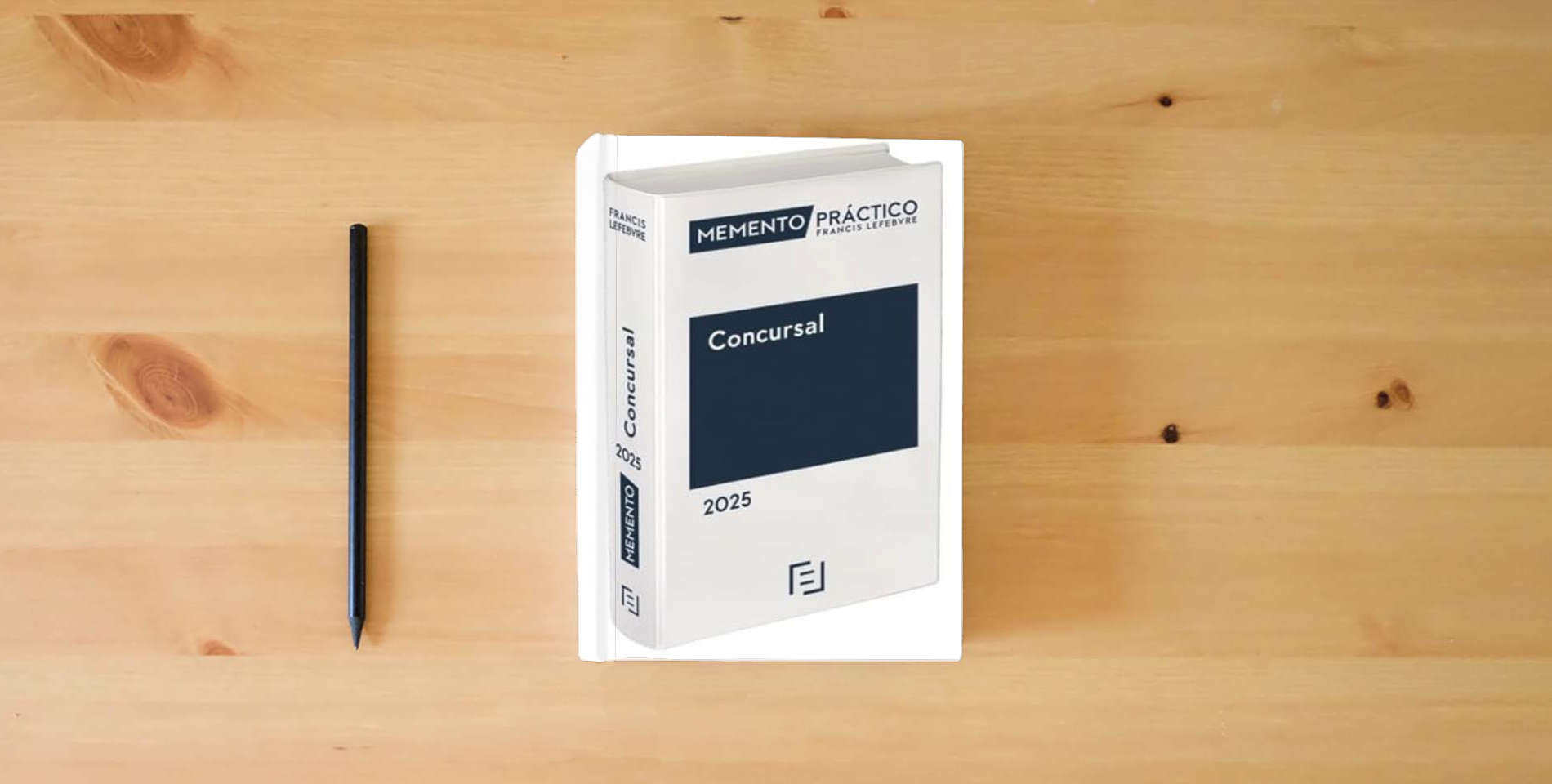 The book Memento Concursal 2025 (MANUALES) is on the table