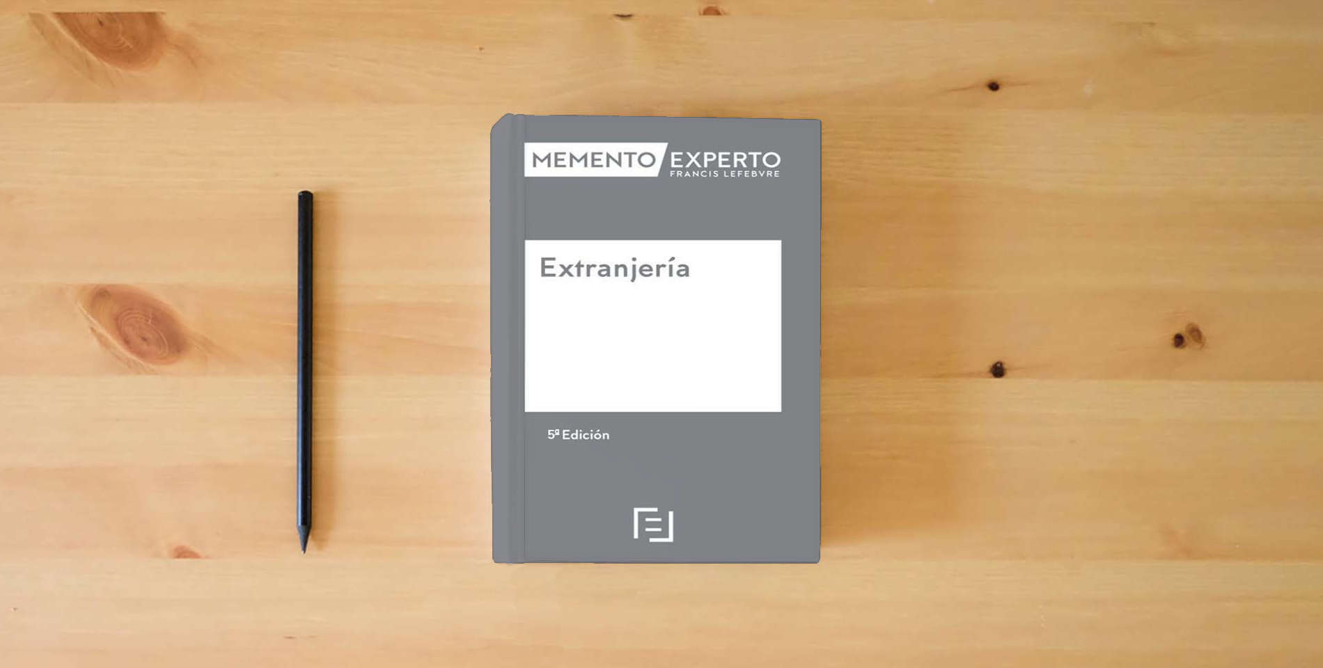 The book Memento Experto Extranjería (5ª EDICIÓN) is on the table