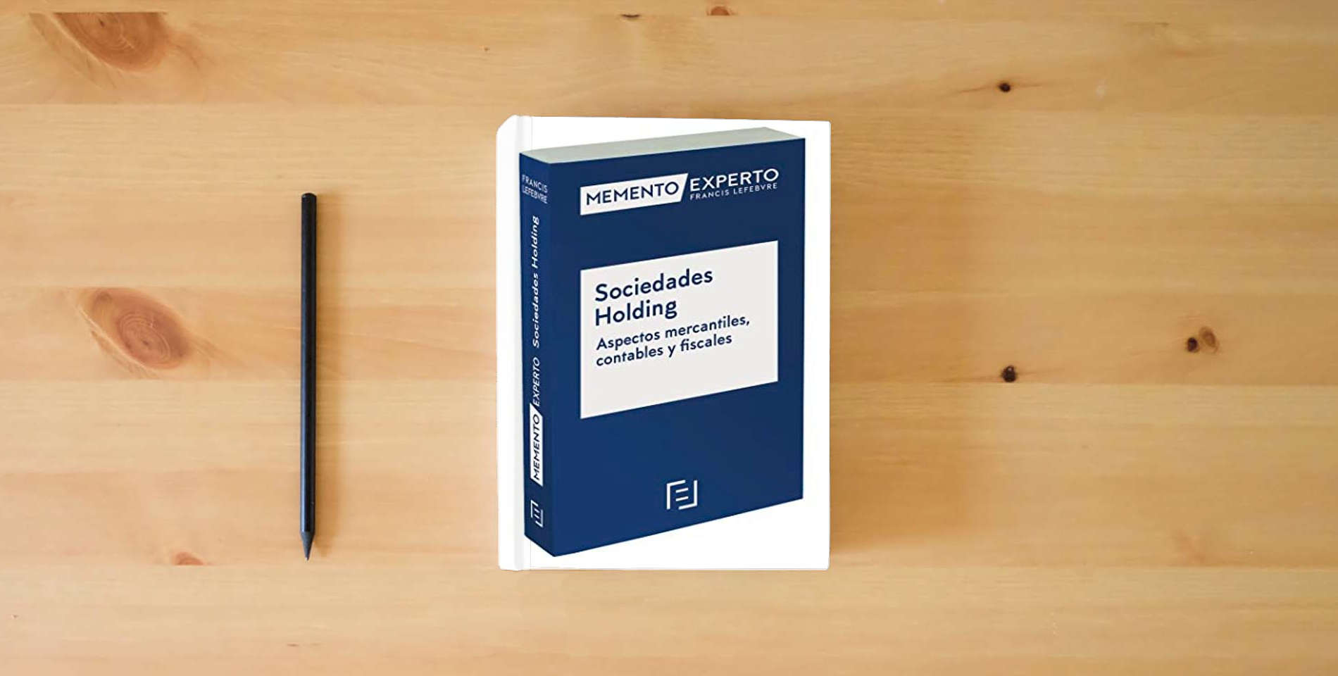 The book Memento Experto Sociedades Holding. Aspectos mercantiles contables y fiscales is on the table