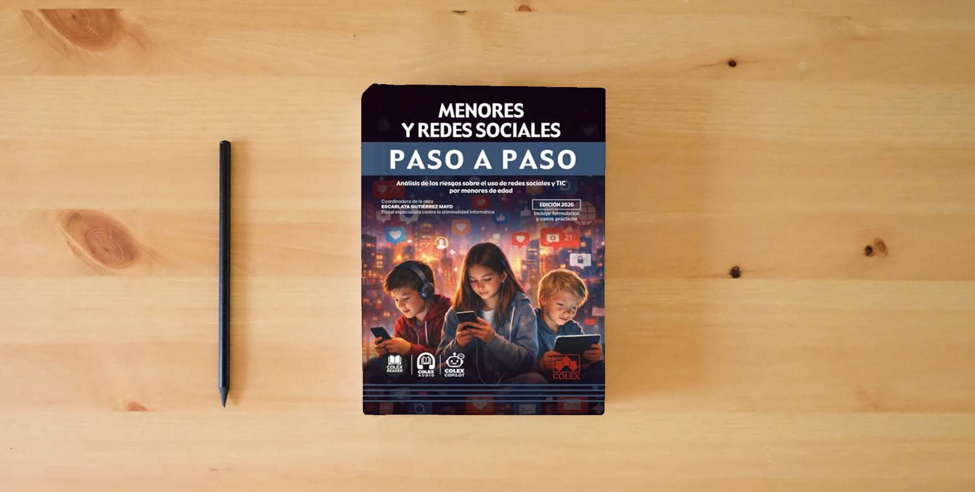 The book Menores y redes sociales. Paso a paso: Análisis de los riesgos sobre el uso de redes sociales y TIC por menores de edad is on the table