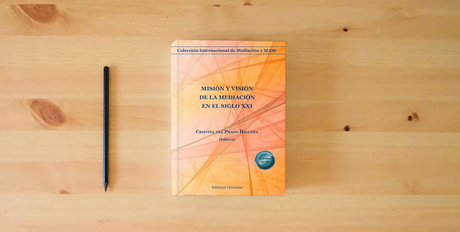 The book Misión y visión de la mediación en el siglo XXI is on the table