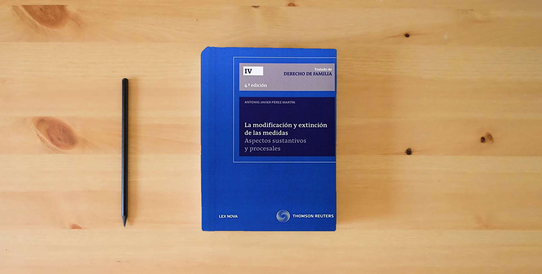 The book La modificación y extinción de las medidas (Papel + e-book): Aspectos sustantivos y processales (Monografía) is on the table