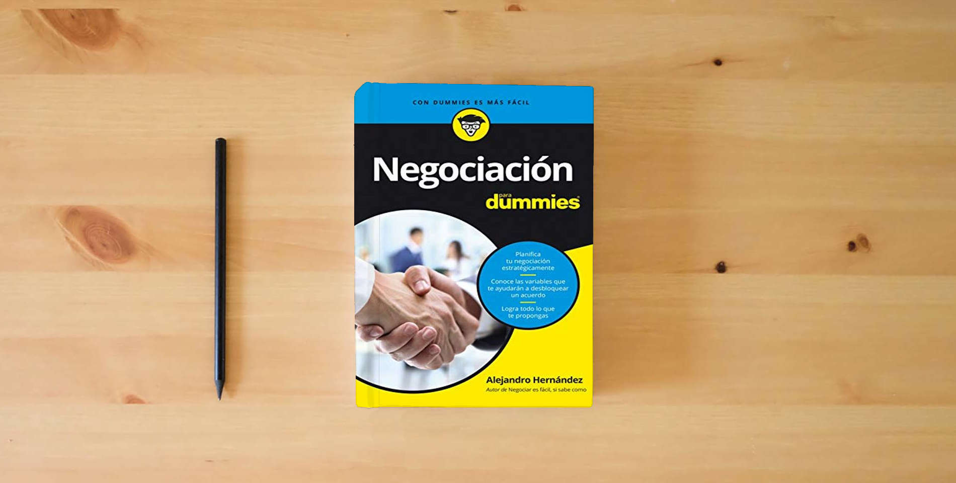 The book Negociación para Dummies: 1 is on the table