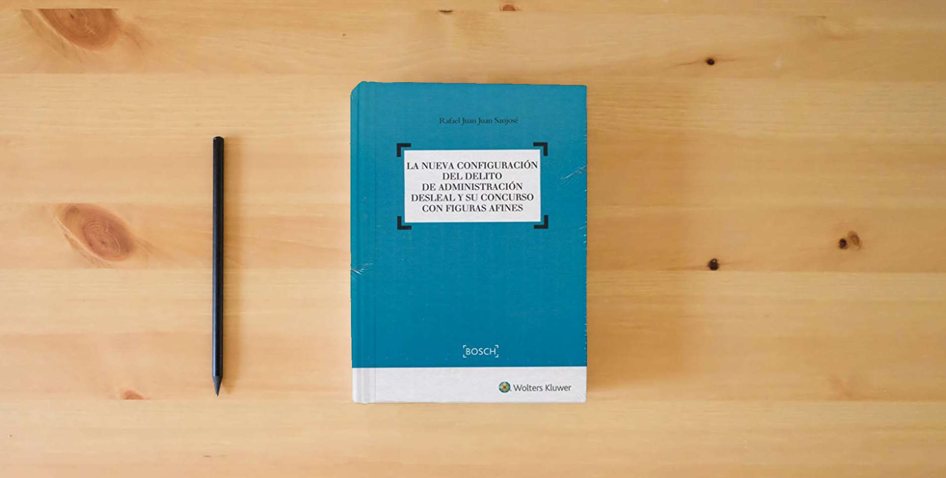 The book Nueva configuración del delito de administración desleal y su concurso con figur (FONDO) is on the table