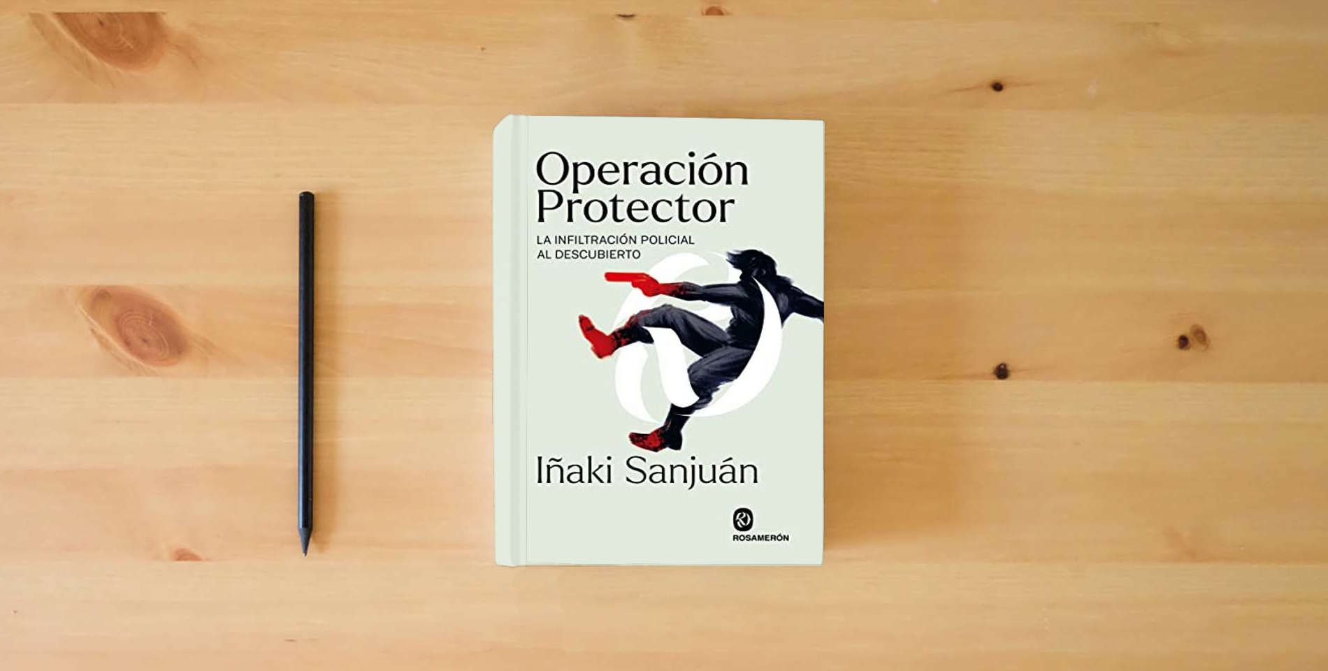 The book Operación Protector: La infiltración policial al descubierto (SIN COLECCION) is on the table