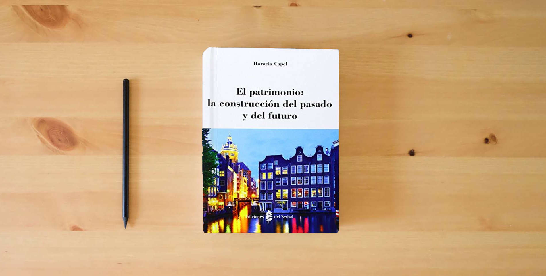 The book El patrimonio: la construcción del pasado y del futuro (Arquitectura) is on the table