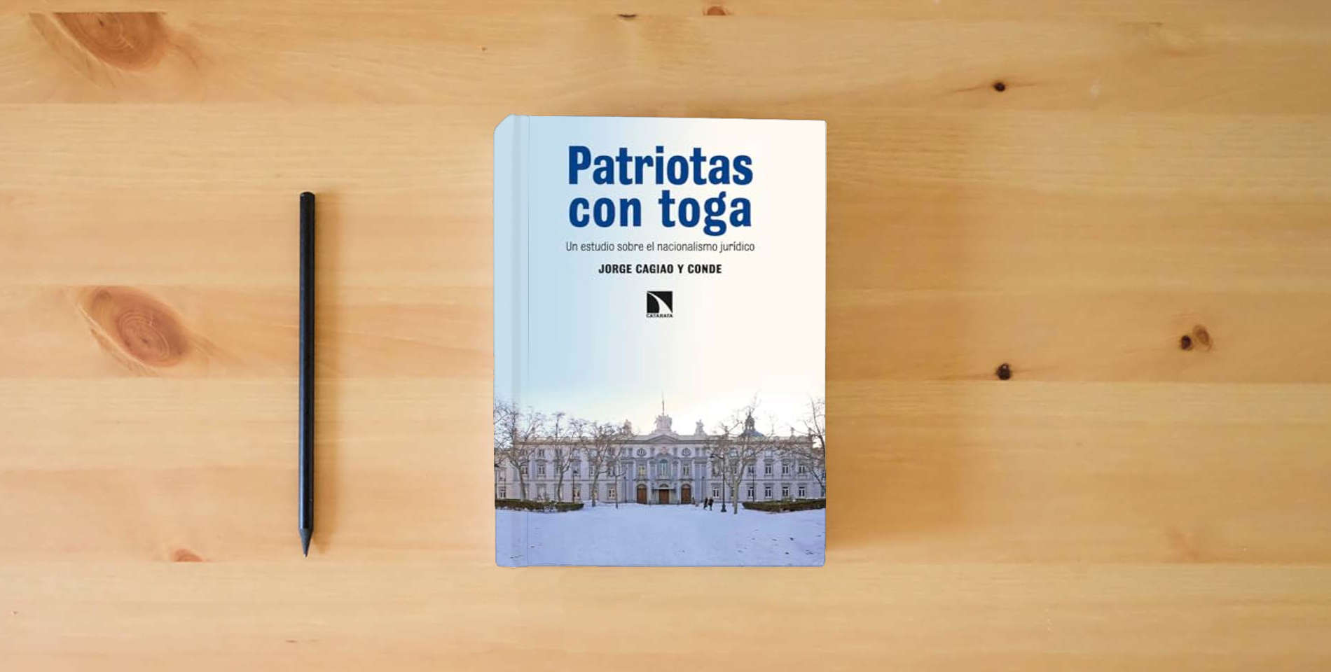 The book Patriotas con toga: Un estudio sobre el nacionalismo jurídico: 429 (INVESTIGACION Y DEBATE) is on the table