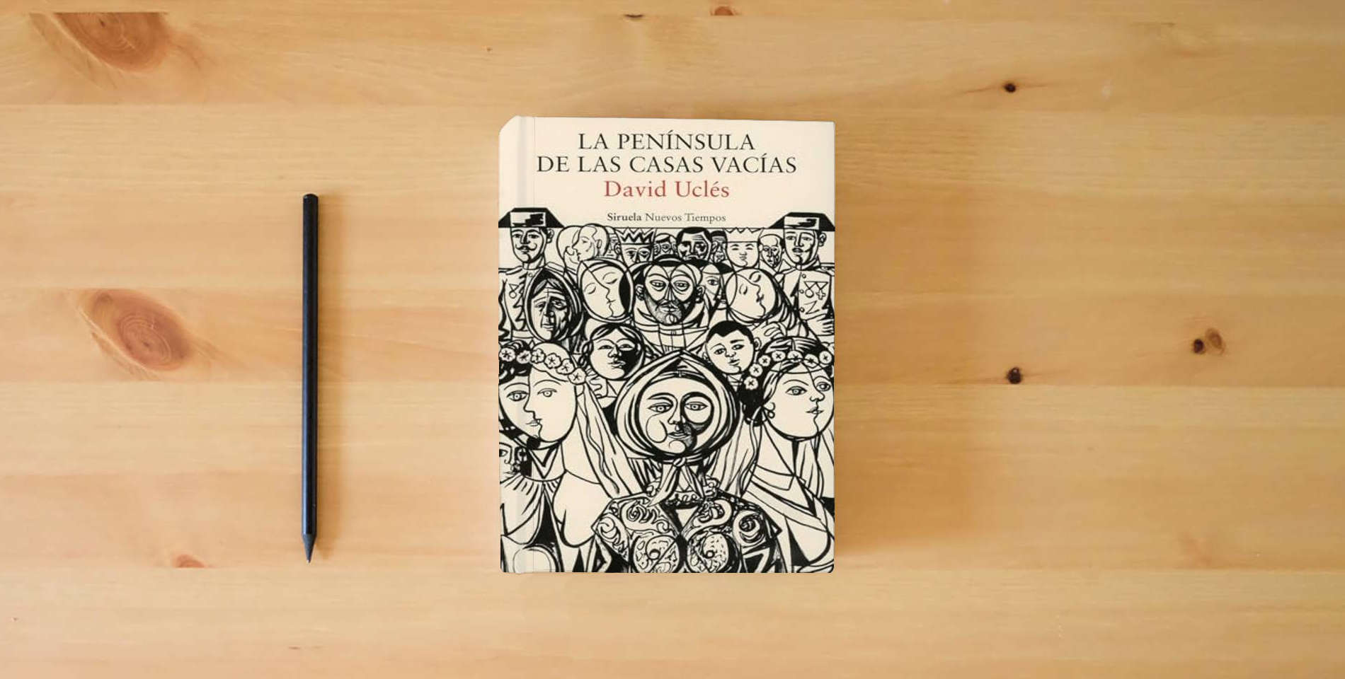 The book La península de las casas vacías: 529 (Nuevos Tiempos) is on the table