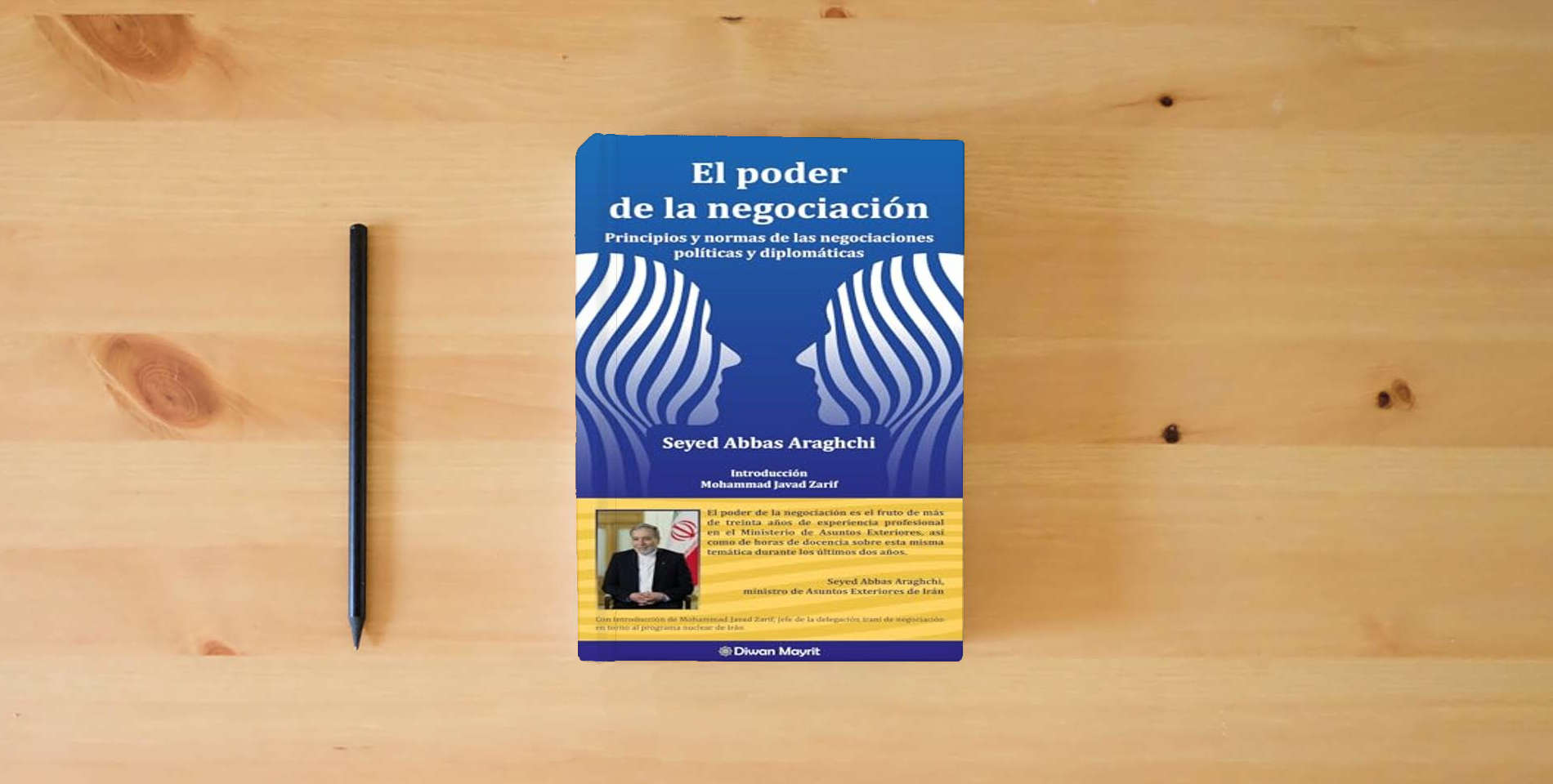 The book El poder de la negociación. Principios y normas de las negociaciones políticas y diplomáticas is on the table