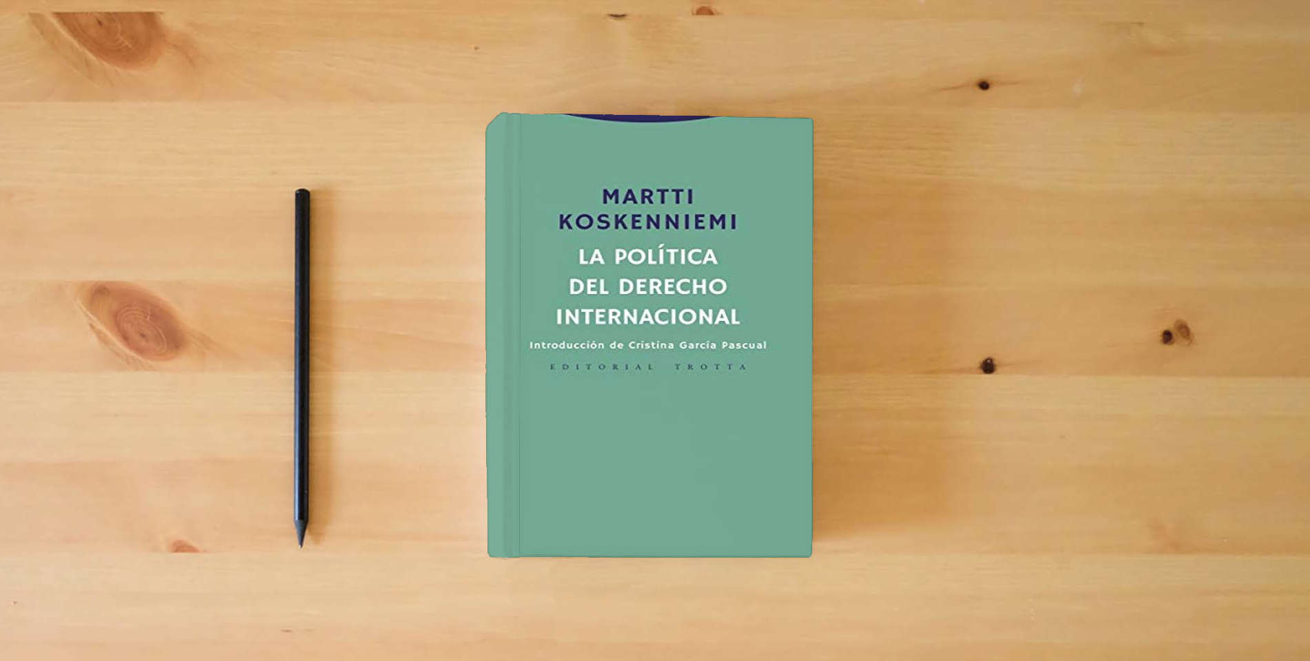 The book La política del derecho internacional (Estructuras y procesos. Derecho) is on the table