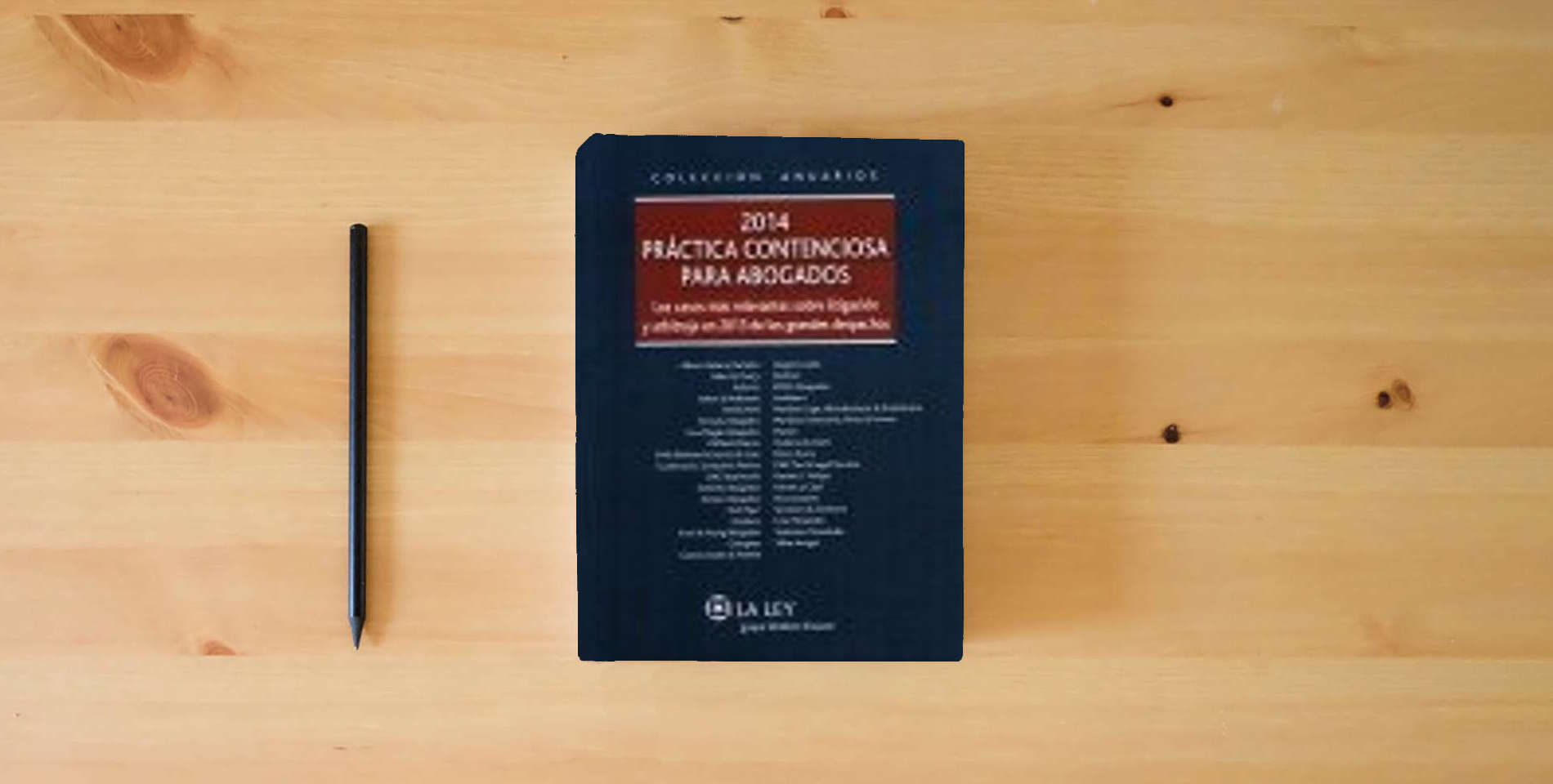 The book Práctica contenciosa para abogados 2014: los casos más relevantes sobre litigación y arbitraje en 2013 de los grandes despachos (SIN COLECCION) is on the table