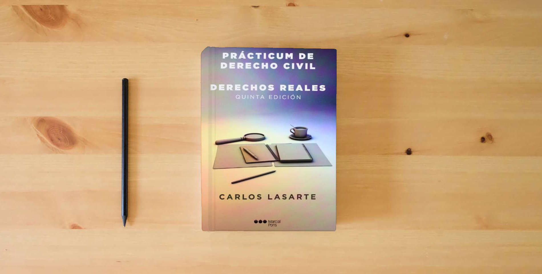 The book Prácticum de Derecho civil. Derechos reales: Derechos reales (Manuales universitarios) is on the table