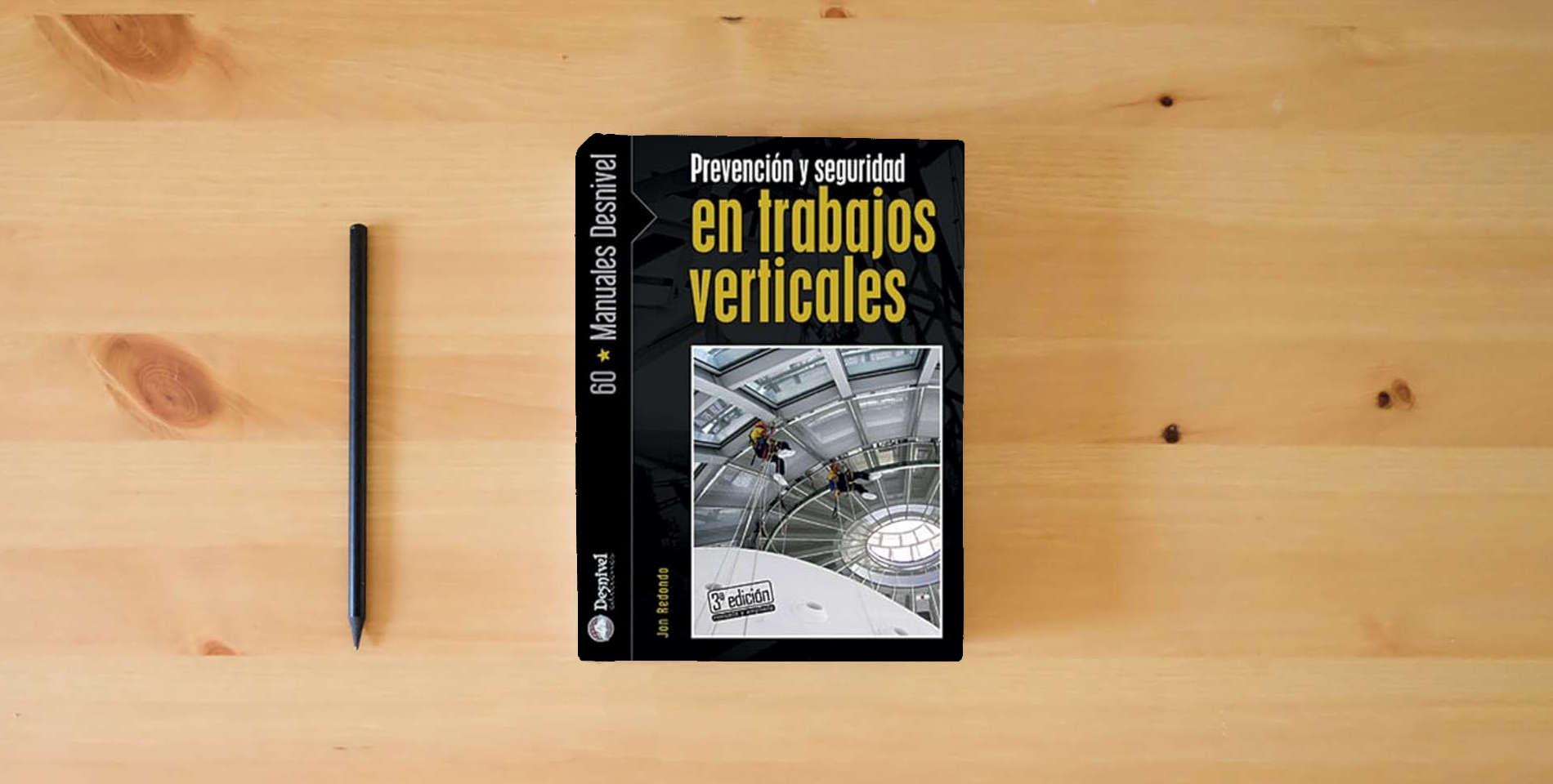 The book Prevención y seguridad en trabajos verticales (SIN COLECCION) is on the table