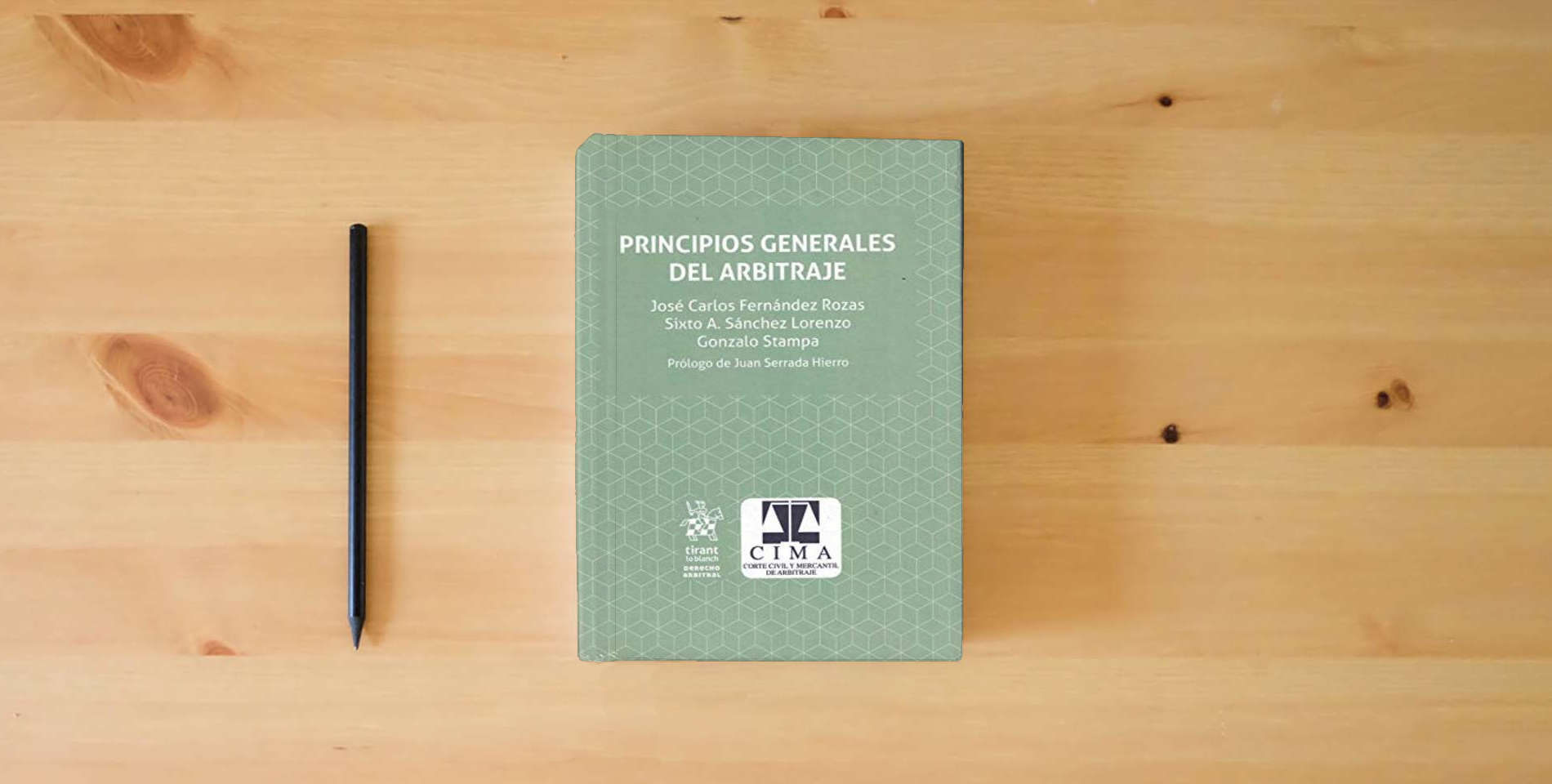 The book Principios Generales del Arbitraje: 1 (Derecho Arbitral) is on the table