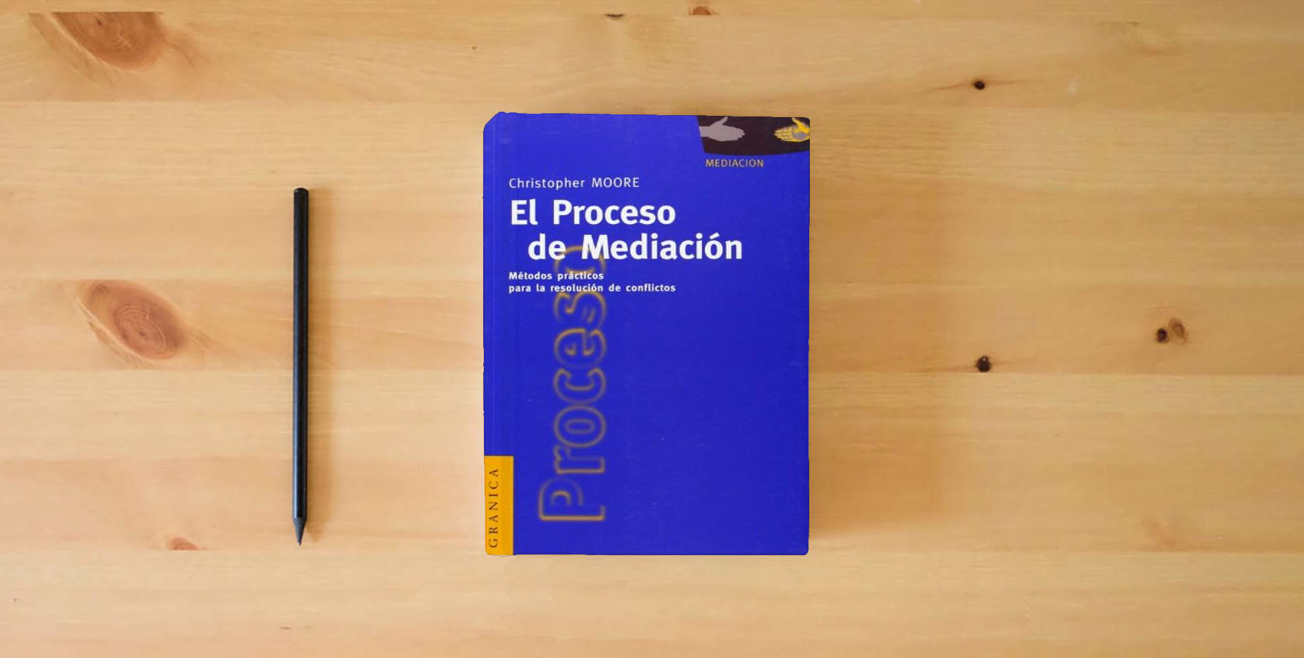 The book Proceso de mediación, El: Métodos prácticos para la resolución de conflictos (SIN COLECCION) is on the table