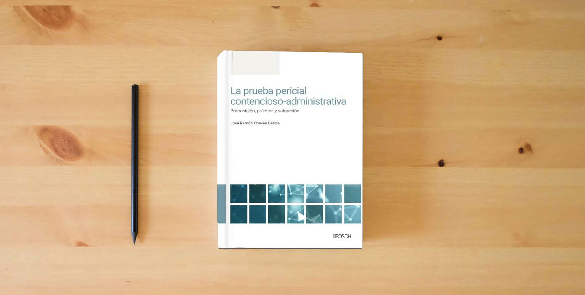 The book La prueba pericial contencioso-administrativa: #¡REF! is on the table