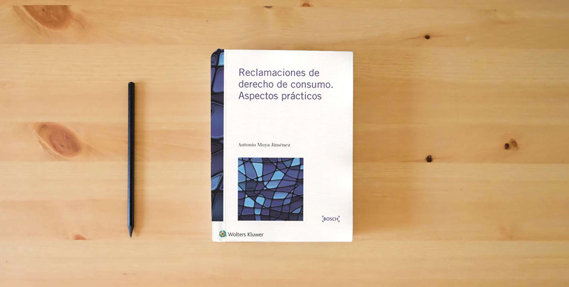 The book Reclamaciones de derecho de consumo. Aspectos prácticos (SIN COLECCION) is on the table