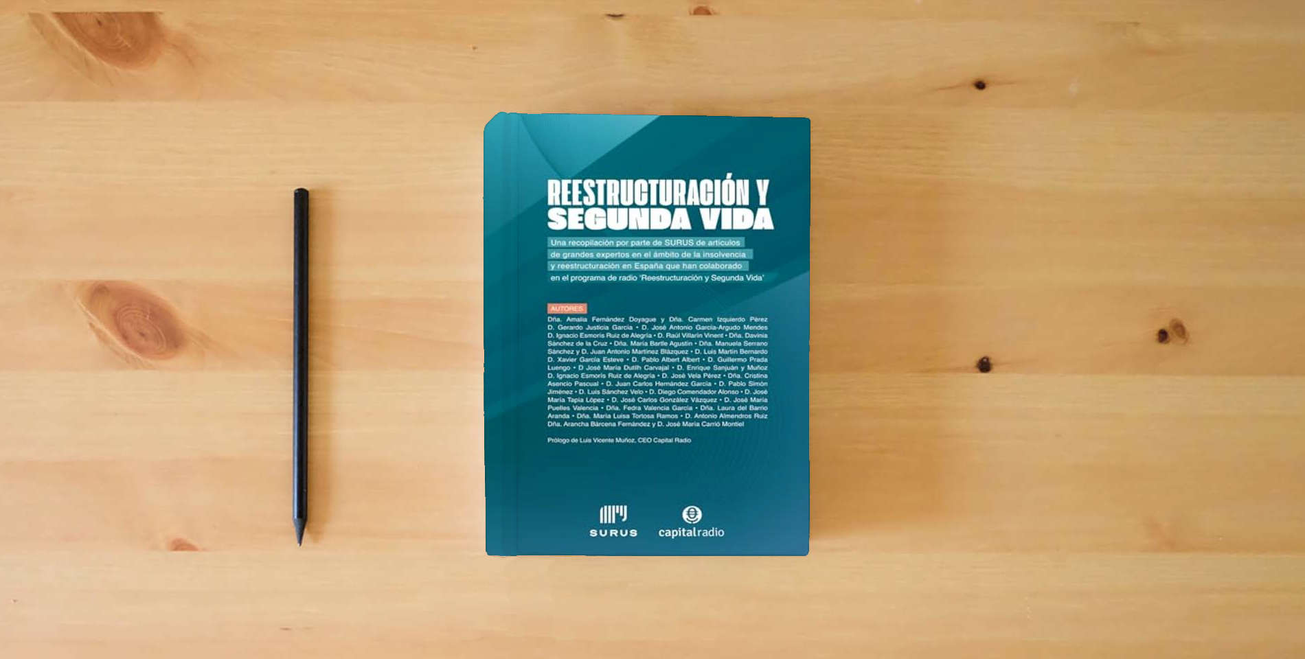 The book Reestructuración y Segunda Vida: Una recopilación por parte de SURUS de artículos de grandes expertos en el ámbito de la insolvencia y reestructuración en España que han colaborado en Capital Radio is on the table