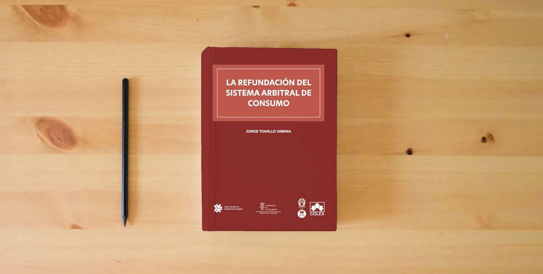 The book La refundación del sistema arbitral de consumo (monografico) is on the table