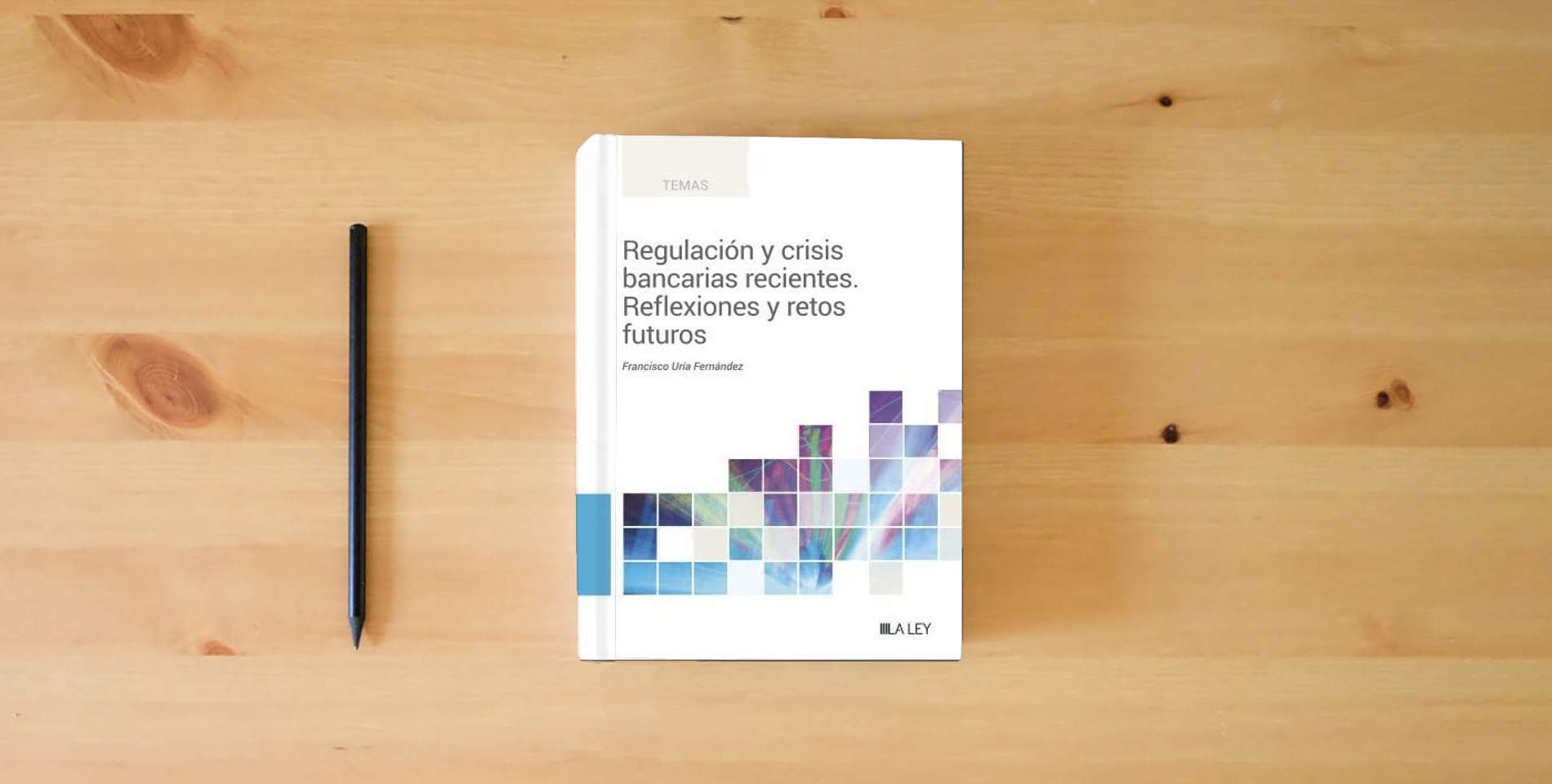 The book Regulación y crisis bancarias recientes. Reflexiones y retos futuros (TEMAS) is on the table