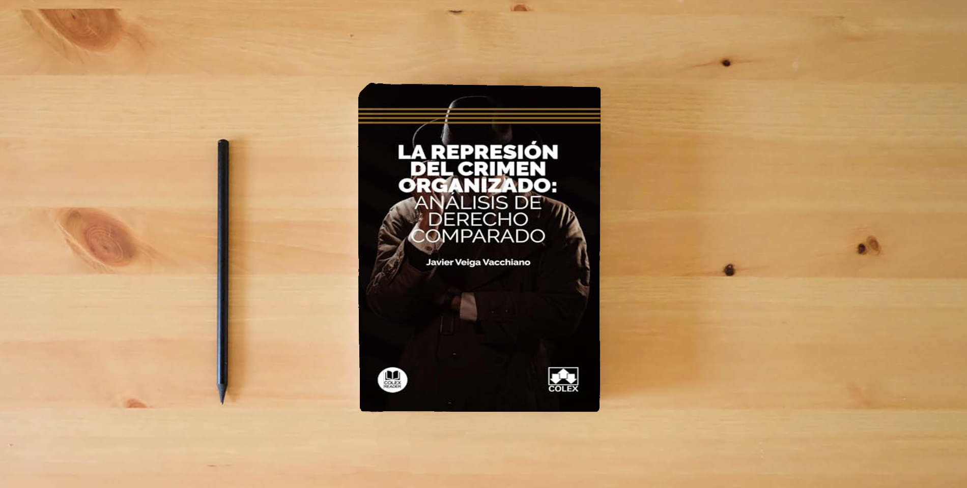 The book La represión del crimen organizado: análisis de derecho comparado (Bolsillo) is on the table