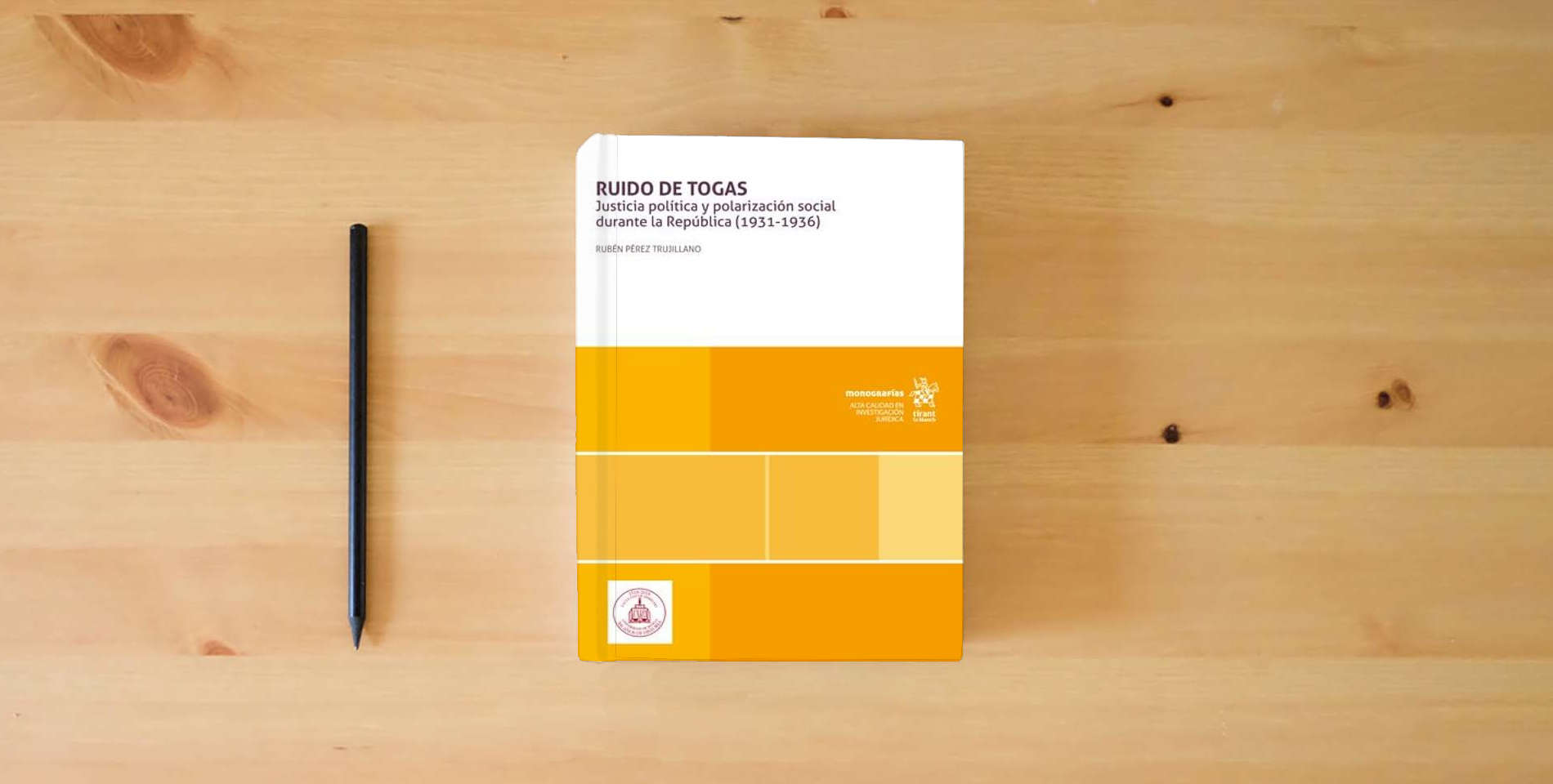 The book Ruido de togas. Justicia política y polarización social durante la República (1931-1936) (Monografías) is on the table