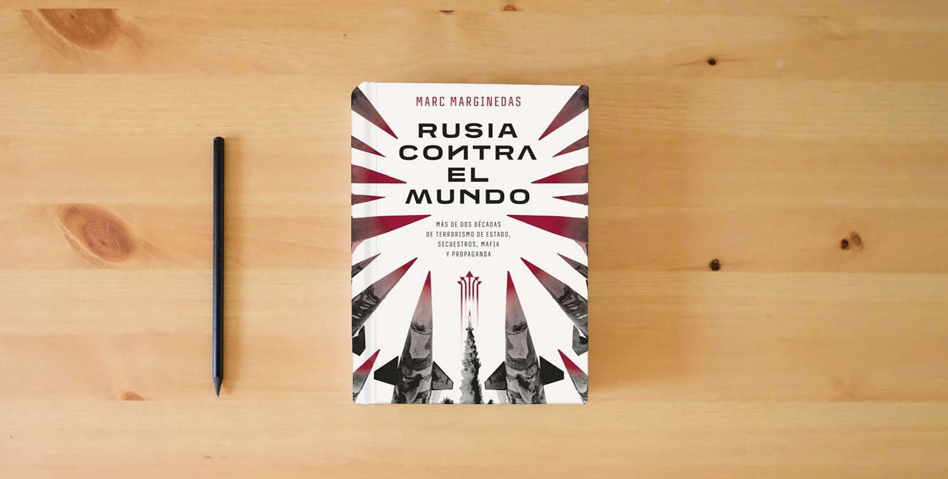 The book Rusia contra el mundo: Más de dos décadas de terrorismo de Estado, secuestros, mafia y propaganda (GEOPOLÍTICA) is on the table