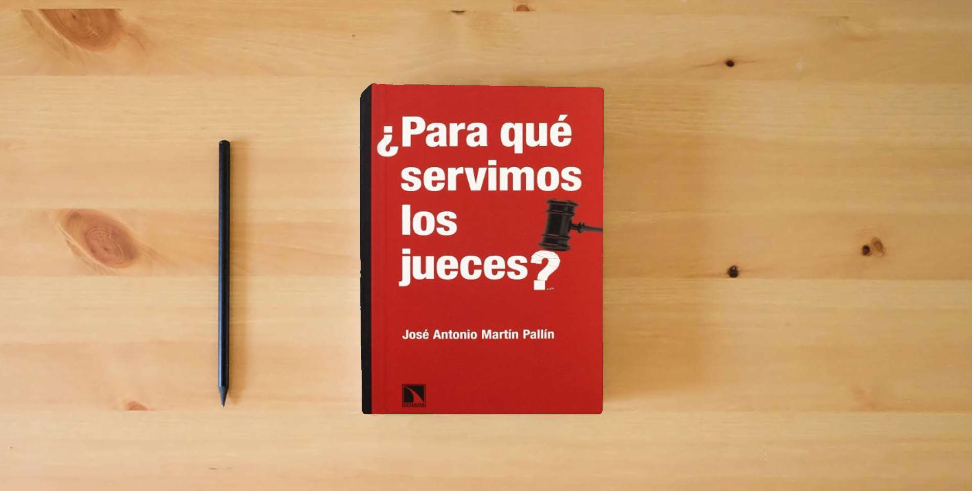 The book Para Que Servimos Los Jueces (COLECCION MAYOR) is on the table