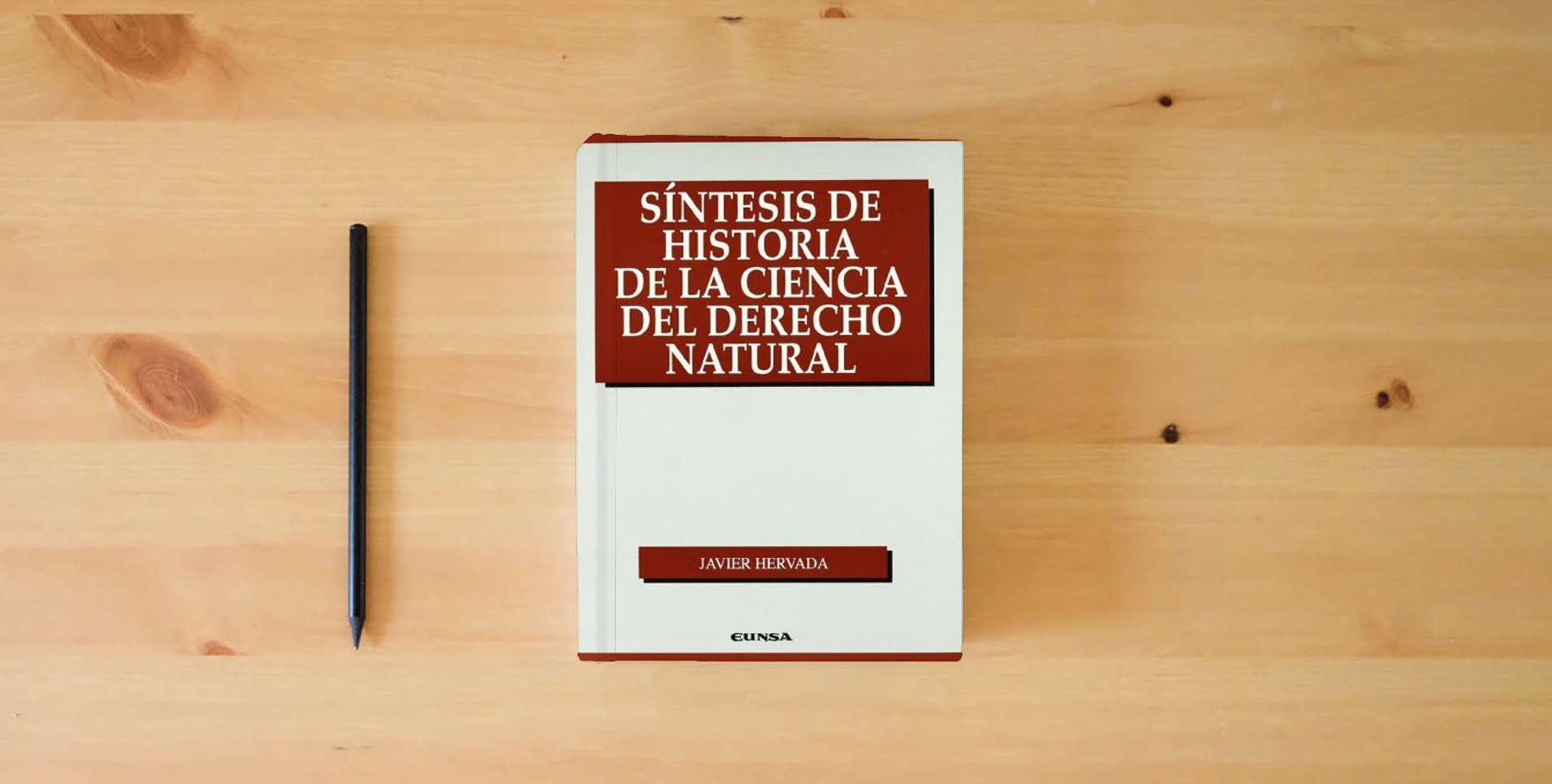 The book Síntesis de historia de la ciencia del derecho natural (Manuales (Universidad de Navarra. Facultad de Derecho)) is on the table