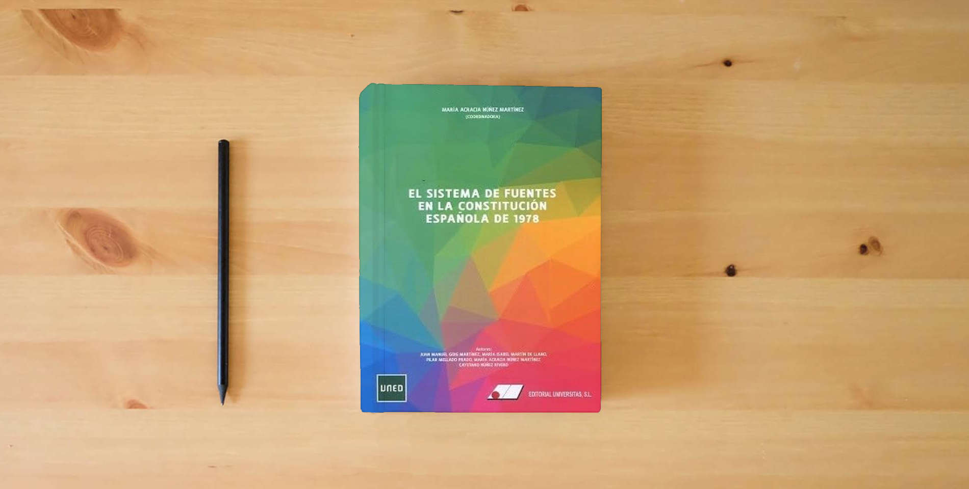 The book El sistema de fuentes en la Constitución Española de 1978 (SIN COLECCION) is on the table