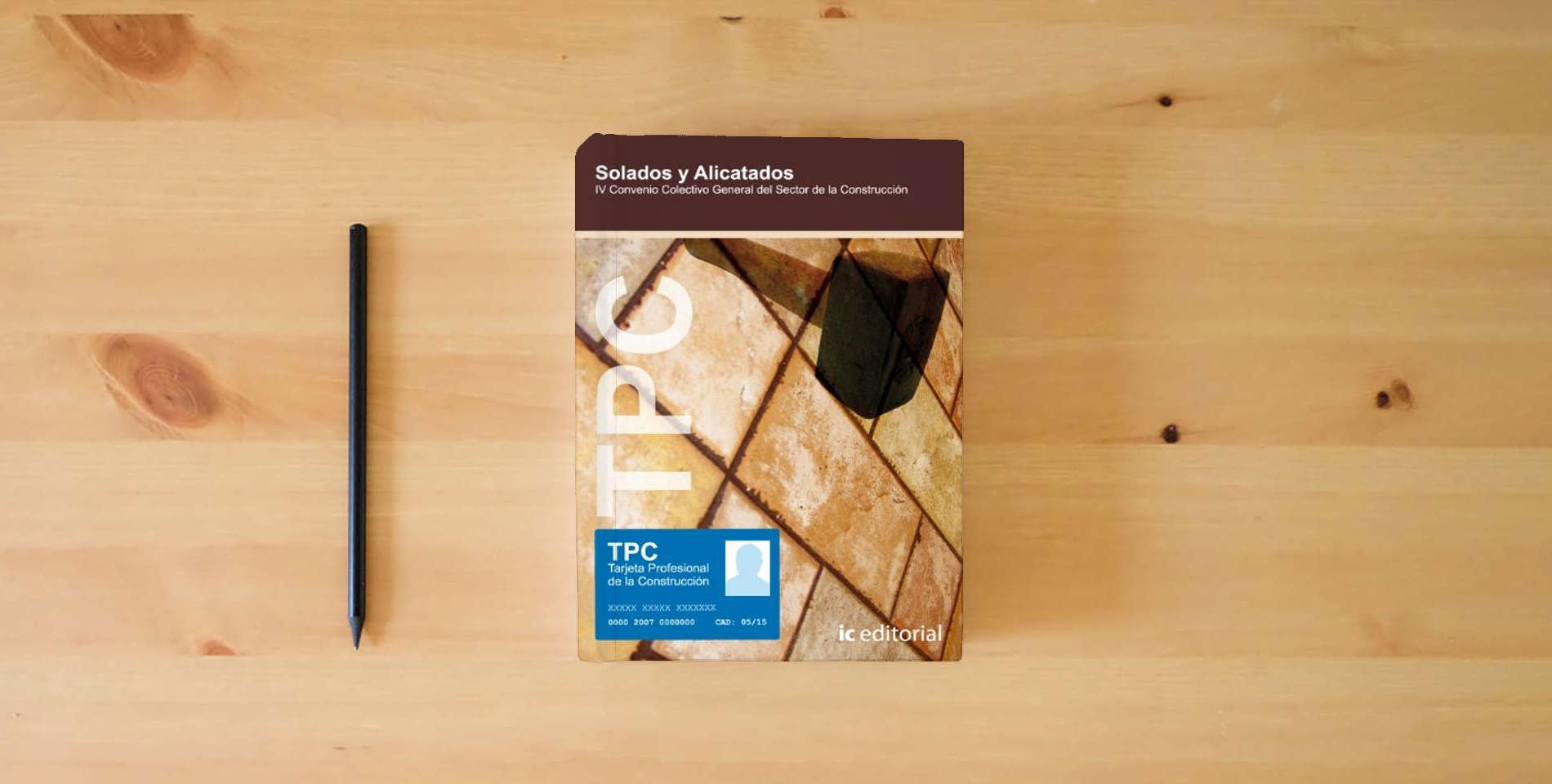 The book Solados y alicatados (TPC) (SIN COLECCION) is on the table