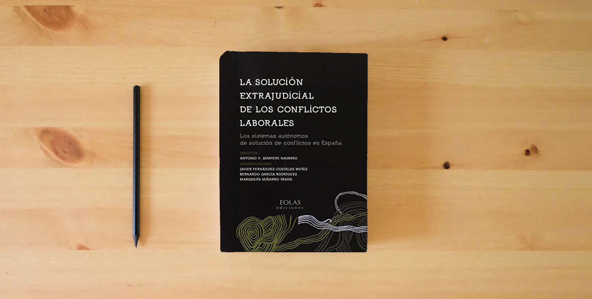 The book LA SOLUCIÓN EXTRAJUDICIAL DE LOS CONFLICTOS LABORALES: Los sistemas autónomos de solución de conflictos en España (EOLAS TÉCNICO) is on the table