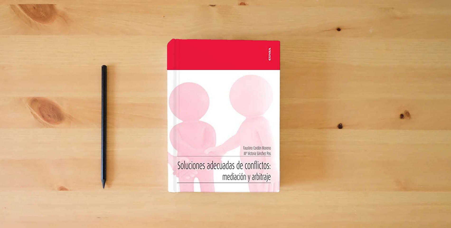 The book Soluciones Adecuadas De Conflictos: Mediación y Arbitraje (Apuntes) is on the table