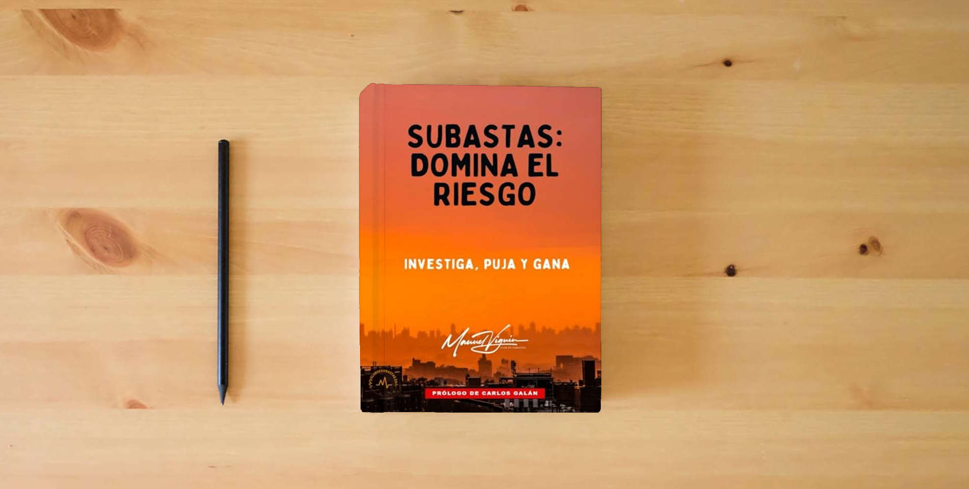 The book SUBASTAS: domina el riesgo: Investiga, puja y gana is on the table