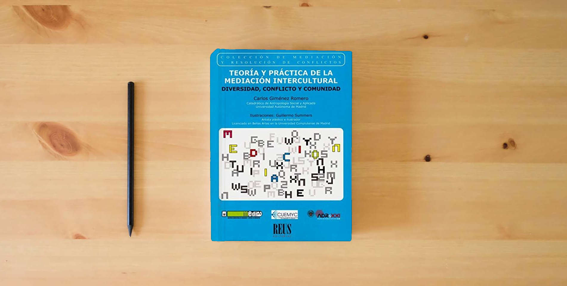 The book Teoría y práctica de la mediación intercultural: Diversidad, conflicto y comunidad (Mediación y resolución de conflictos) is on the table