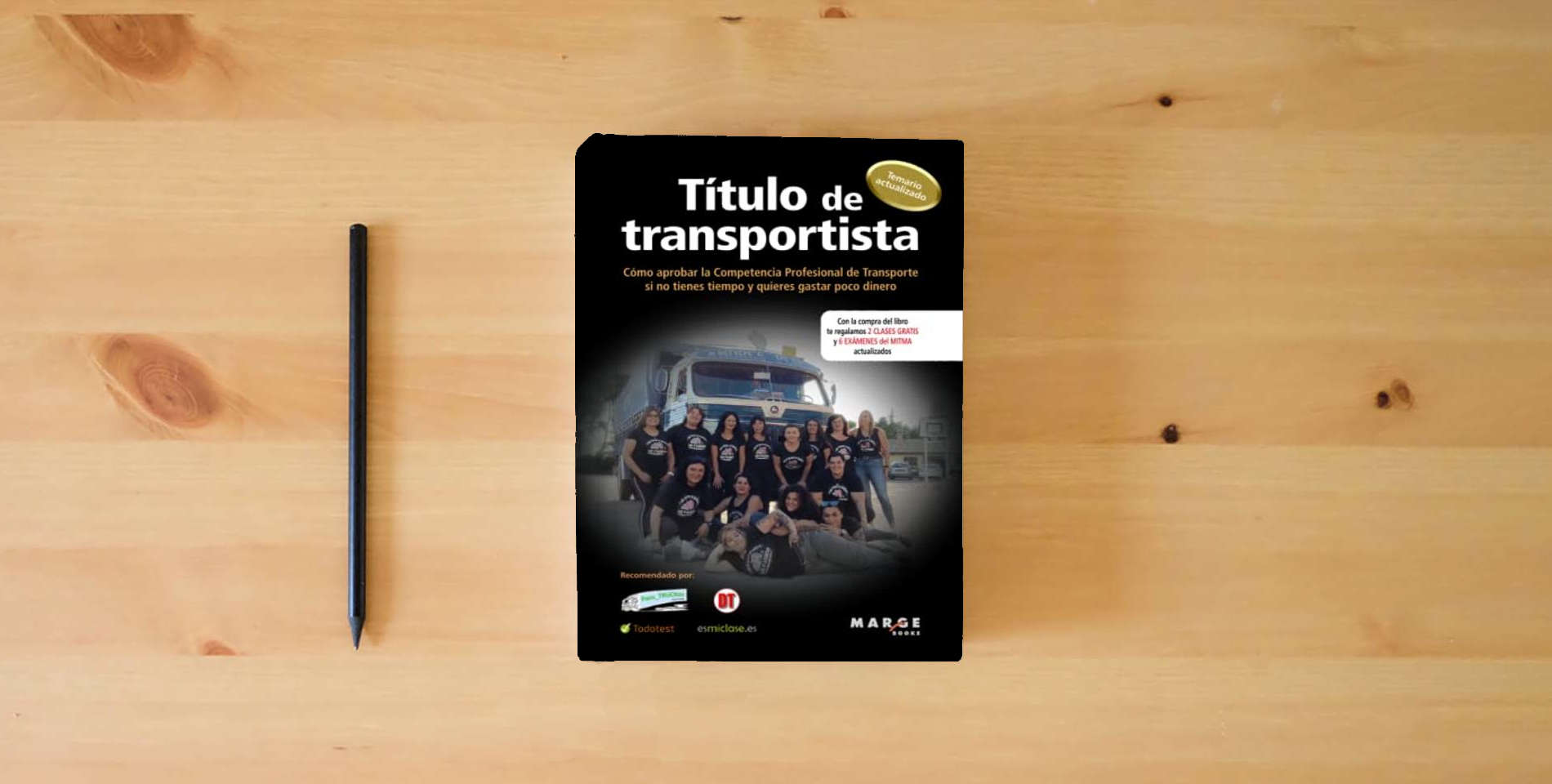 The book Título de transportista: Cómo aprobar la competencia profesional de transporte si no tienes tiempo y quieres gastar poco dinero: 0 (Gestión del transporte) is on the table