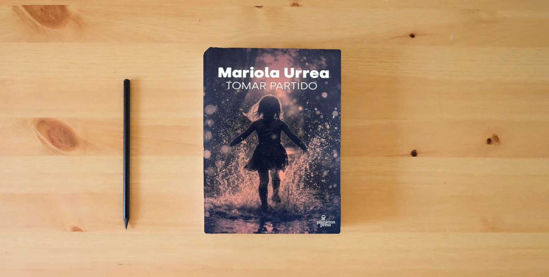 The book TOMAR PARTIDO is on the table
