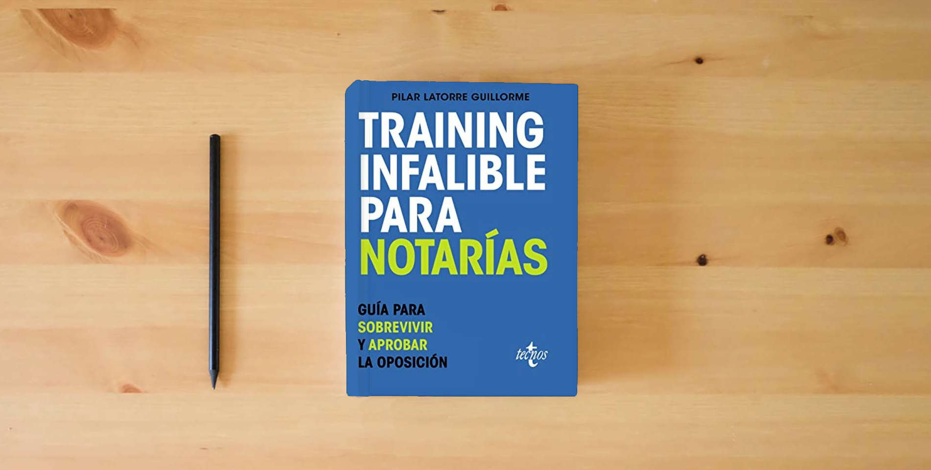 The book Training Infalible para Notarías: Guía para sobrevivir y aprobar la oposición (Derecho - Práctica Jurídica) is on the table