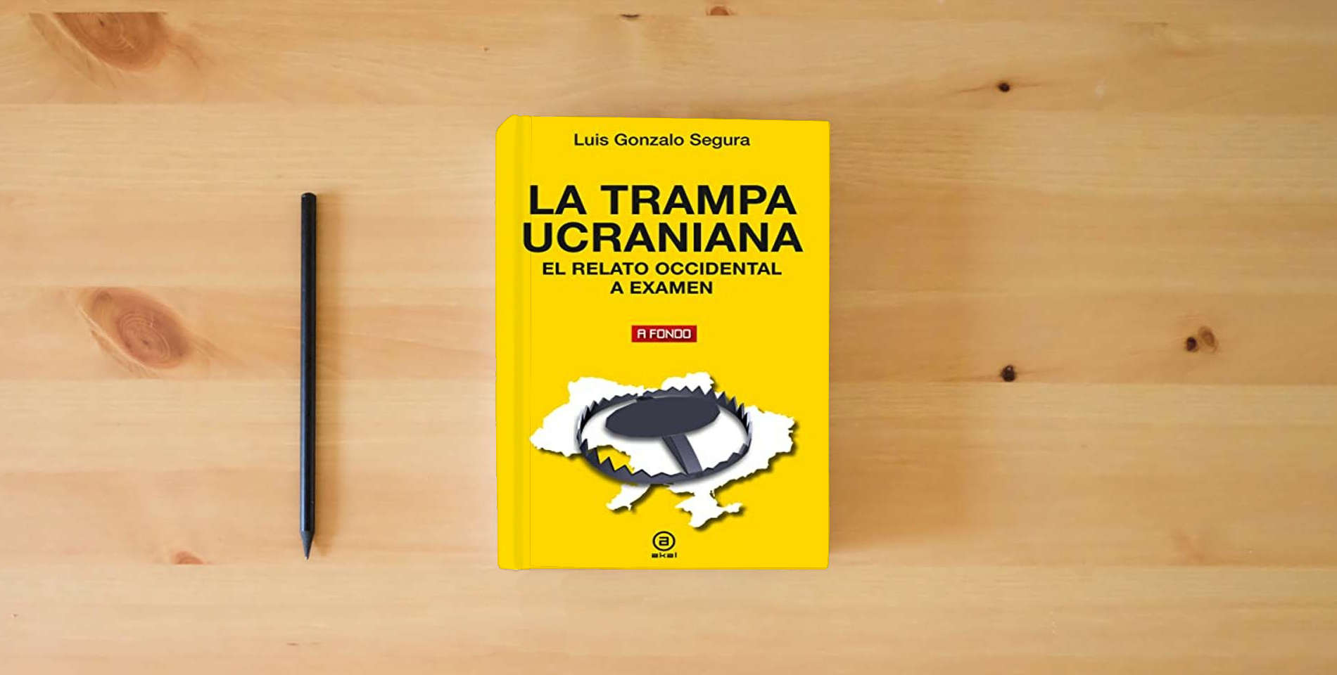 The book La trampa ucraniana. El relato occidental a examen: 47 (A fondo) is on the table