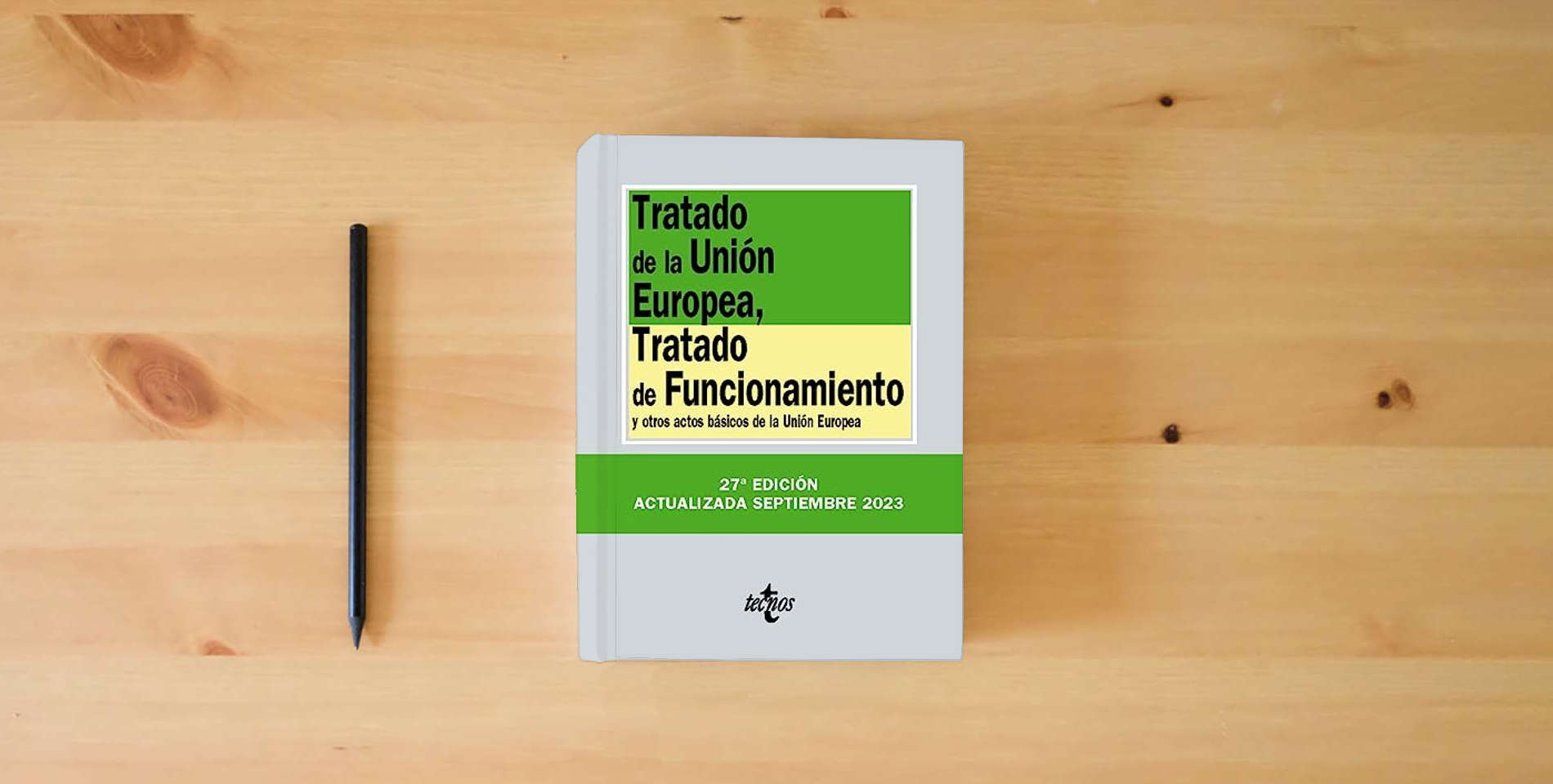 The book Tratado de la Unión Europea, Tratado de Funcionamiento: y otros actos básicos de la Unión Europea (Derecho - Biblioteca de Textos Legales) is on the table