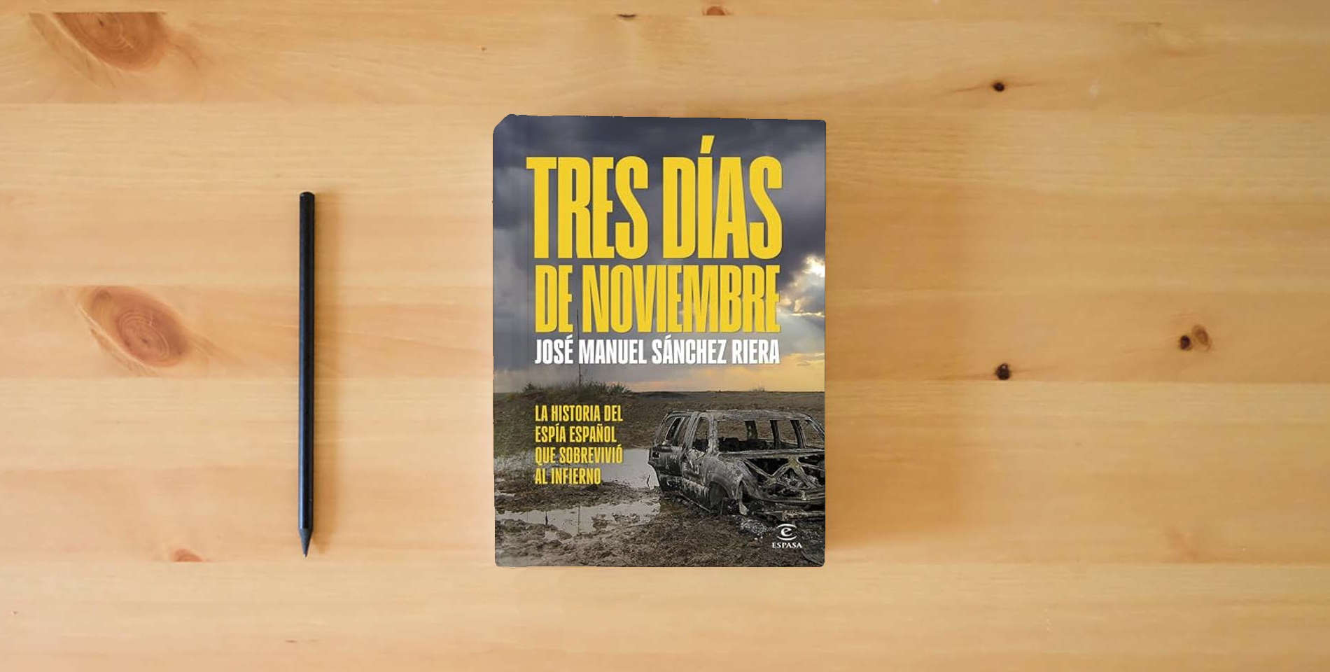 The book Tres días de noviembre: La historia del espía español que sobrevivió al infierno (NO FICCIÓN) is on the table