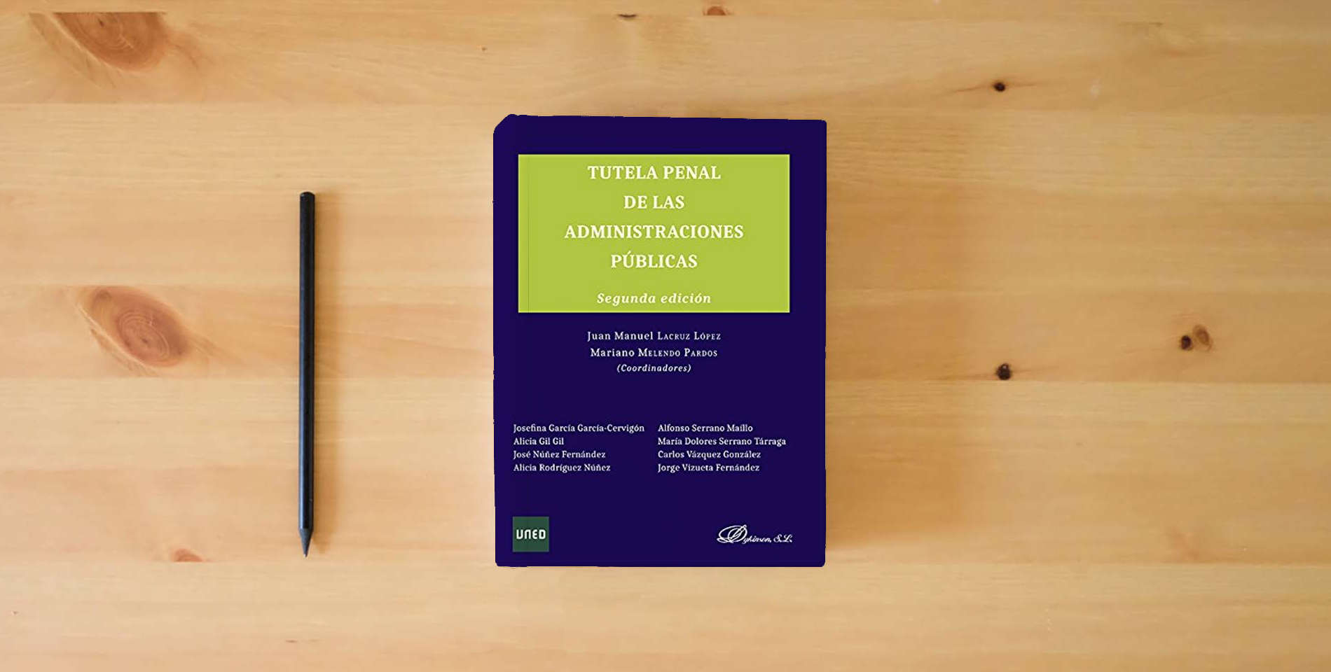 The book Tutela Penal de las Administraciones Públicas (SIN COLECCION) is on the table