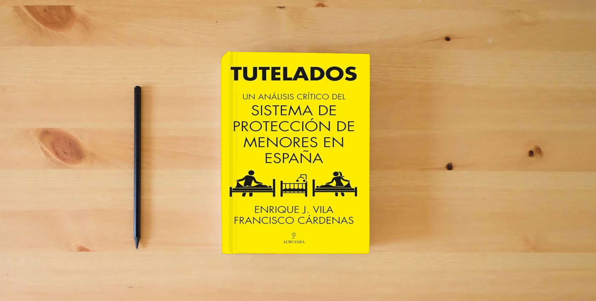 The book Tutelados; Un análisis crítico del sistema de protección de menores en España (Sociedad actual) is on the table